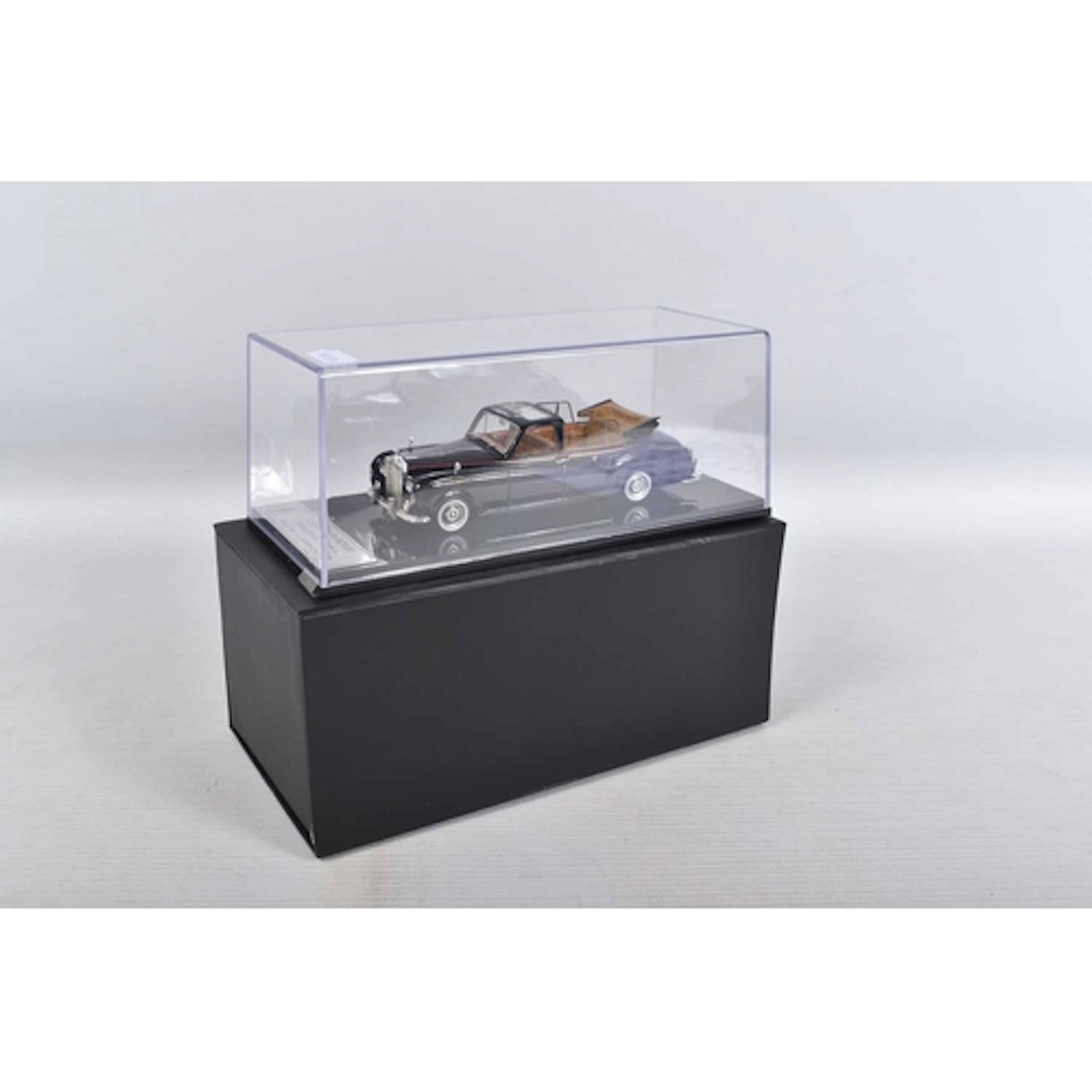 A CASED 1/43 SCALE ROLLS-ROYCE 1966 PHANTOM V MULLINER LANDA...