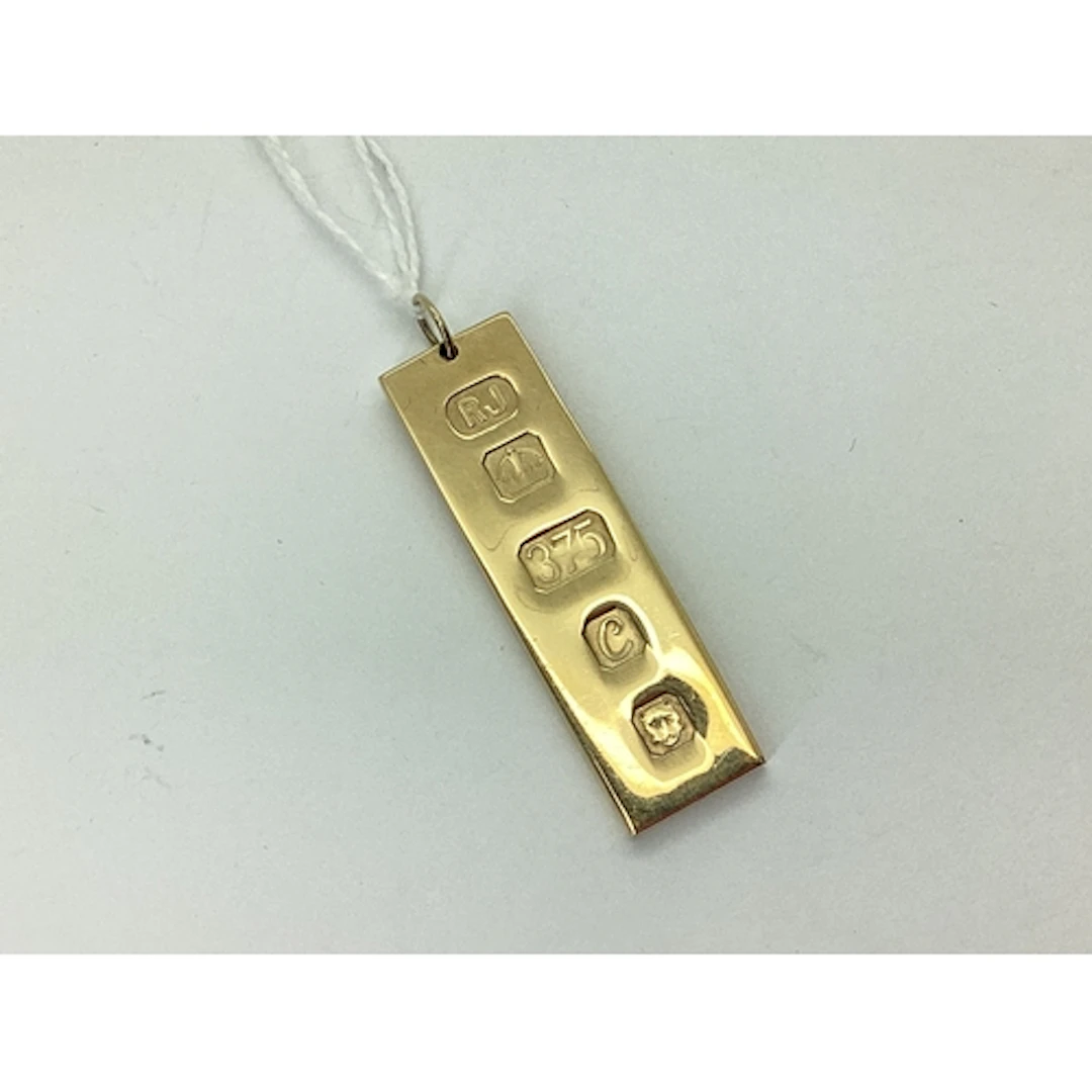 A 9ct Gold 1977 Ingot Pendant, 4.3cm long, with suspension l...