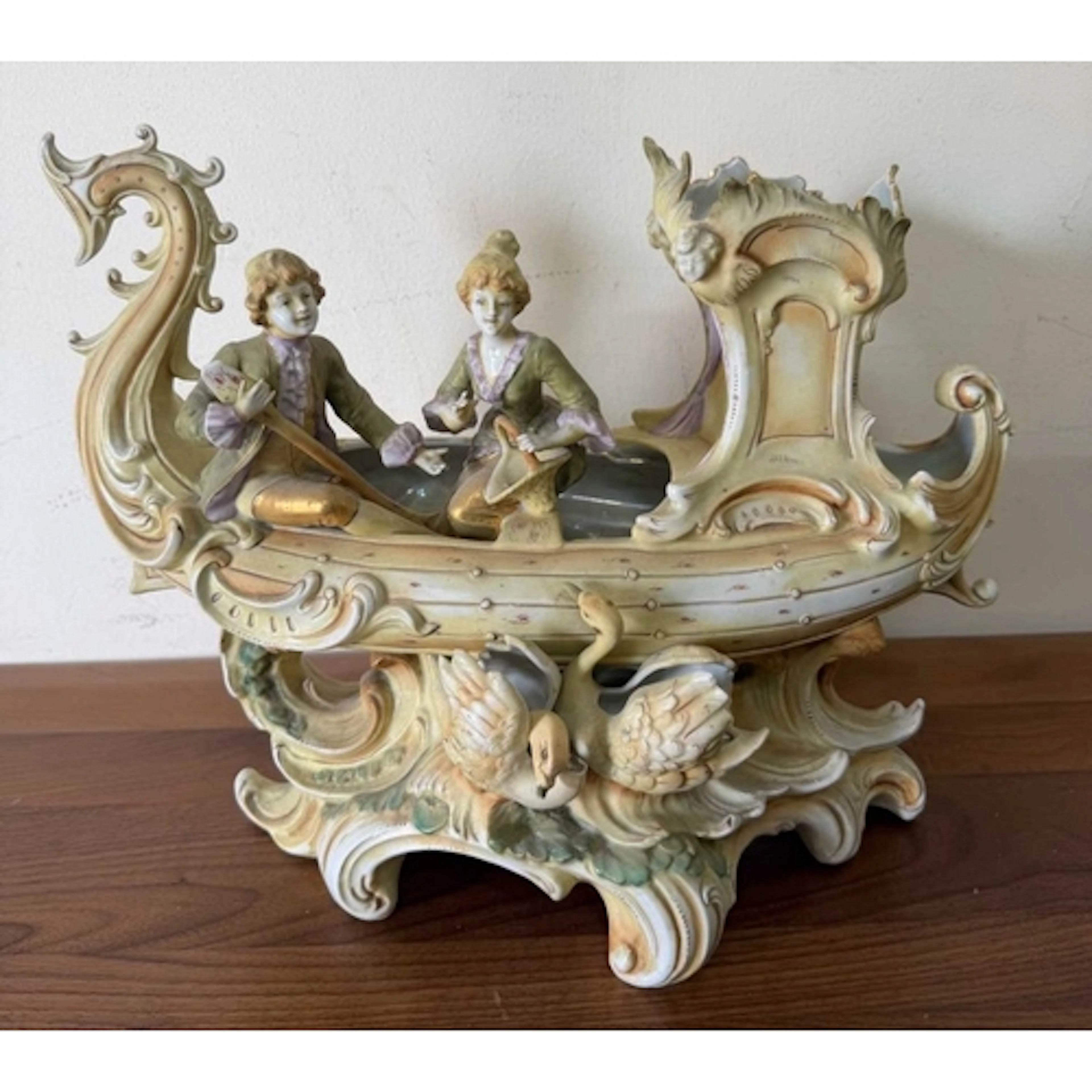 Capodimonte style pocelain gondola H25cm W36cm
