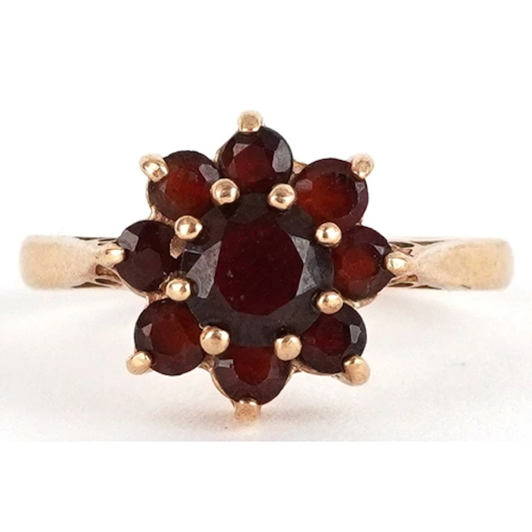 9ct gold garnet flower head ring, size K, 2.0g.
