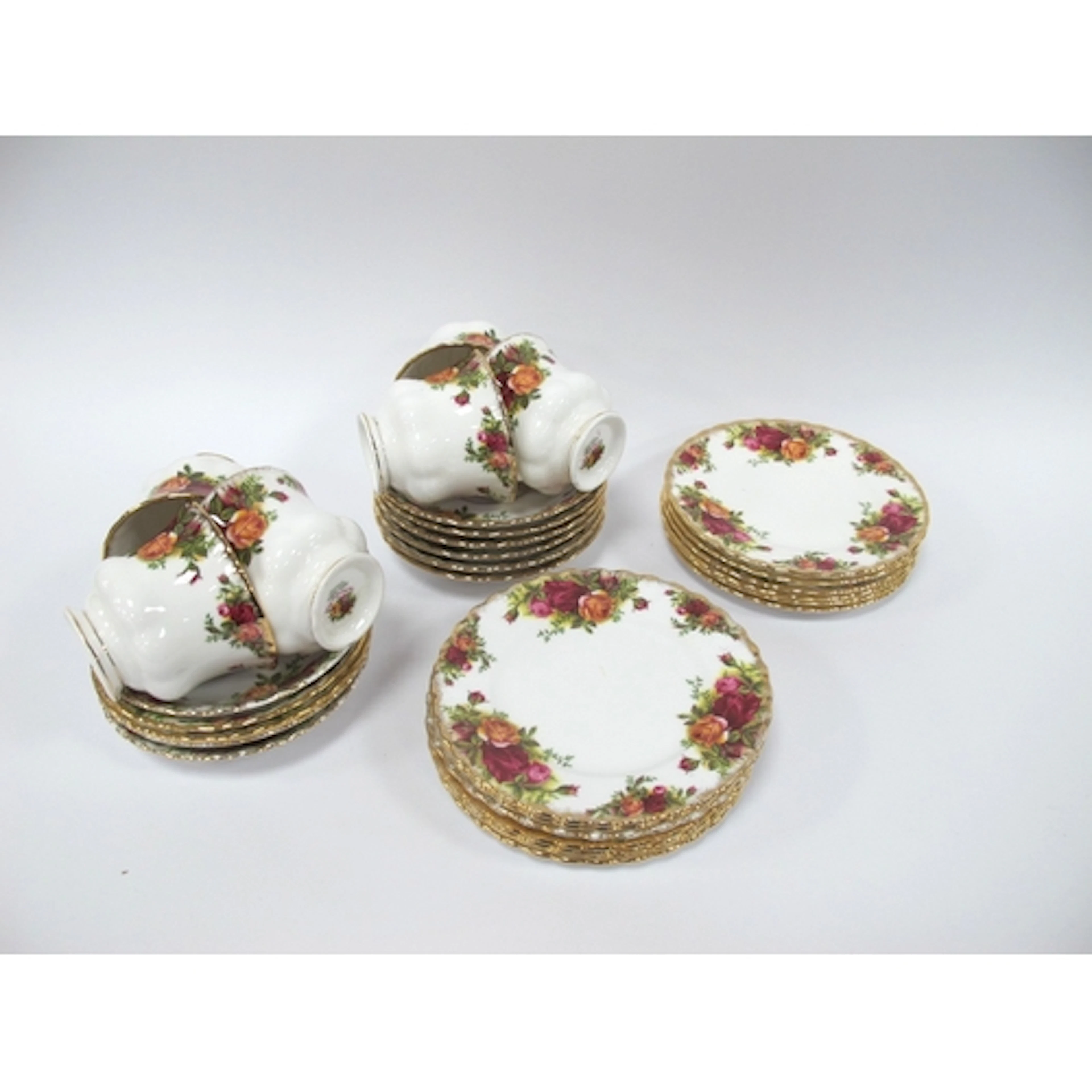 Thirty pieces of Royal Albert "Old Country Roses" pattern te...