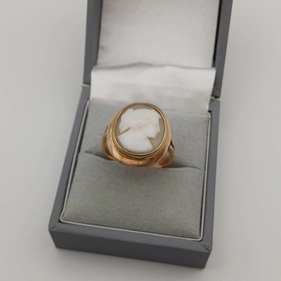 9CT GOLD CAMEO RING - 4.9G, RING SIZE Q