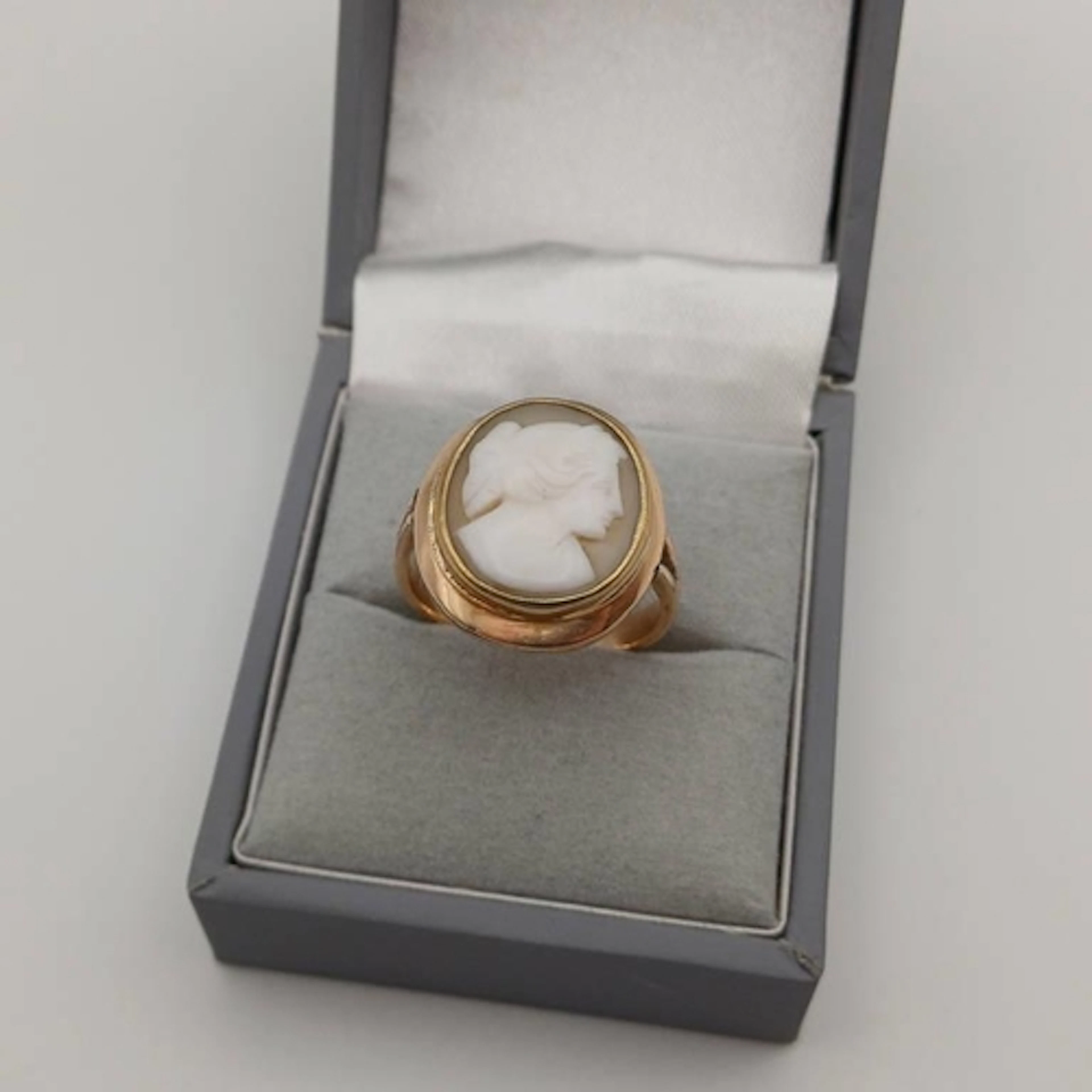 9CT GOLD CAMEO RING - 4.9G, RING SIZE Q