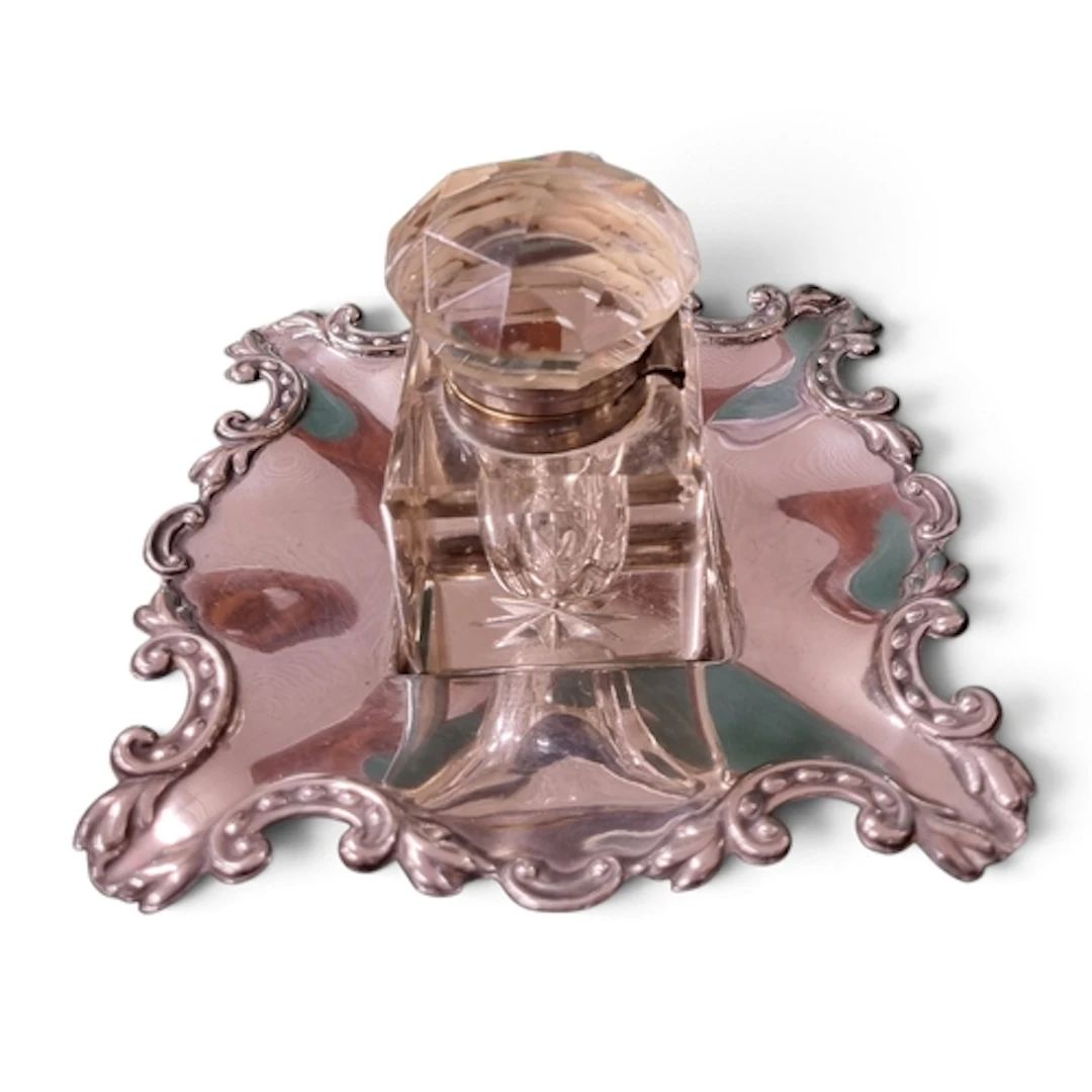 A good late 19th Century Ink Stand D 15 cm approx. with a h...