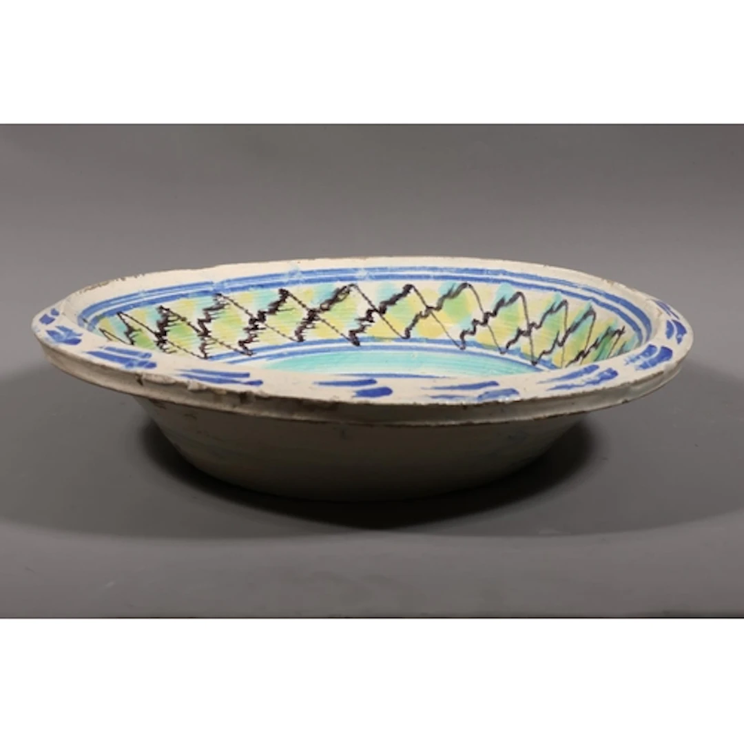 Continental style tin-glazed mixing bowl with simple decorat...