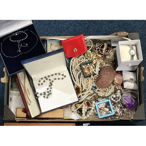 A qty of costume jewellery