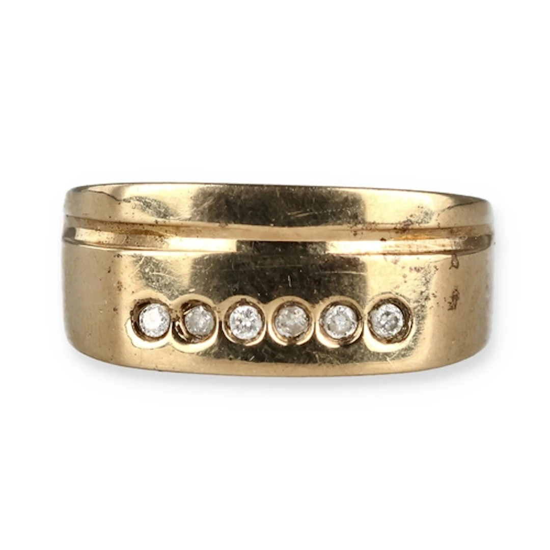 A 9 CARAT GOLD SIX STONE DIAMOND RING Weight: 4.6gms ...
