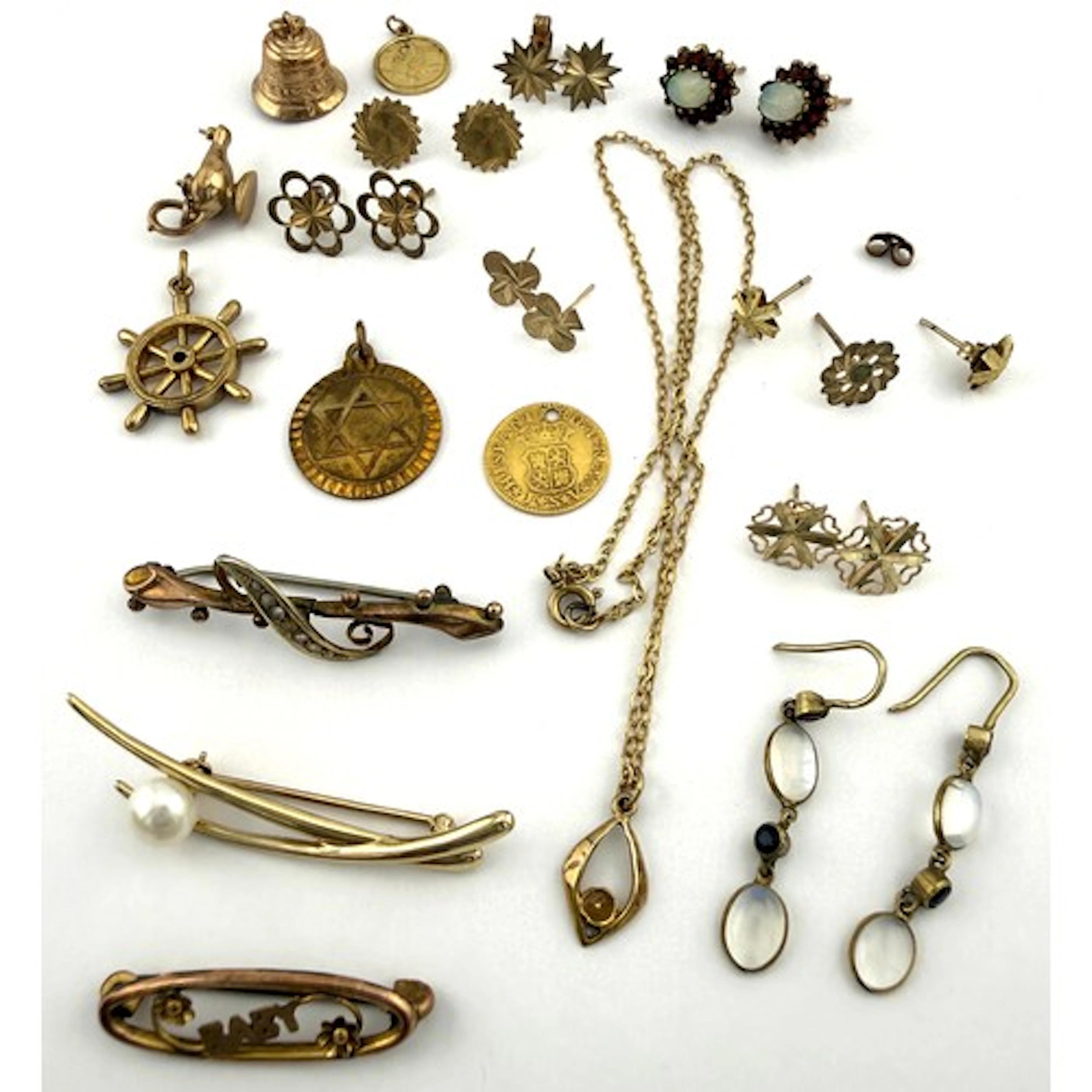 Jewellery to include 9 carat gold brooches, earrings, charms...