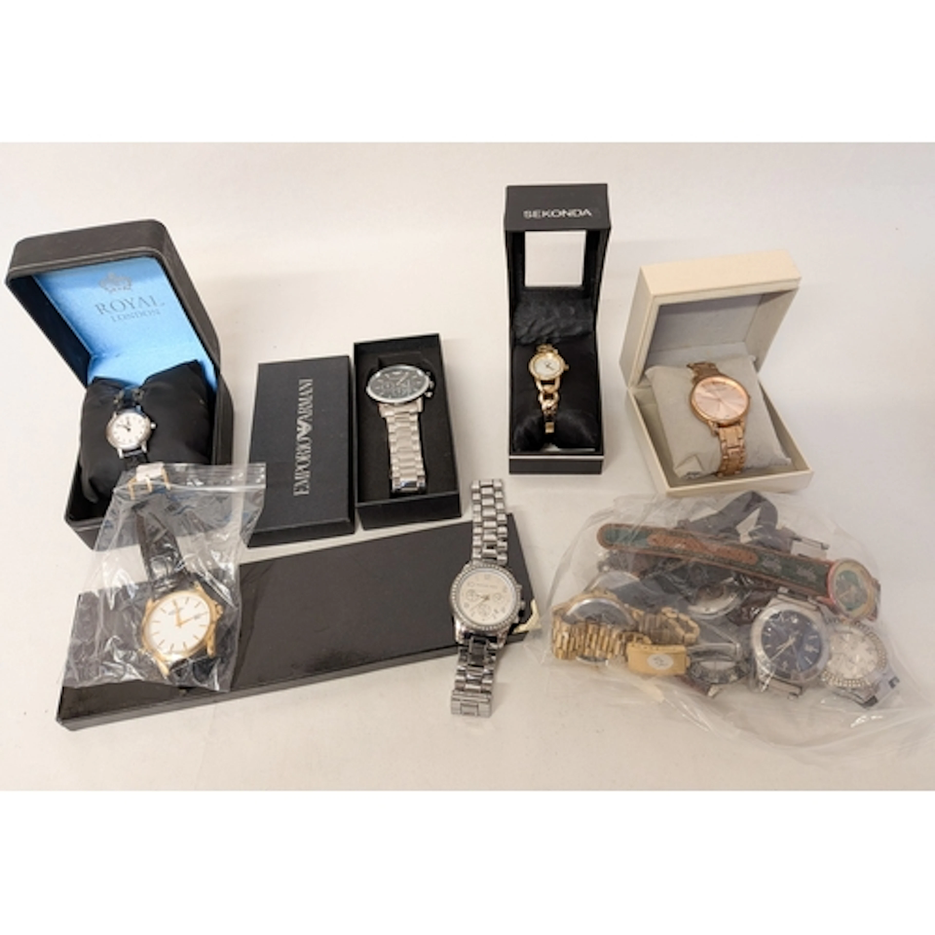 A large collection of various boxed and other ladies and gen...