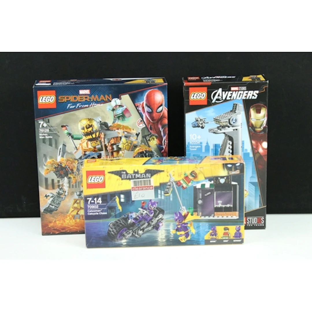 Lego - Three boxed Lego superhero sets to include 40334 Aven...