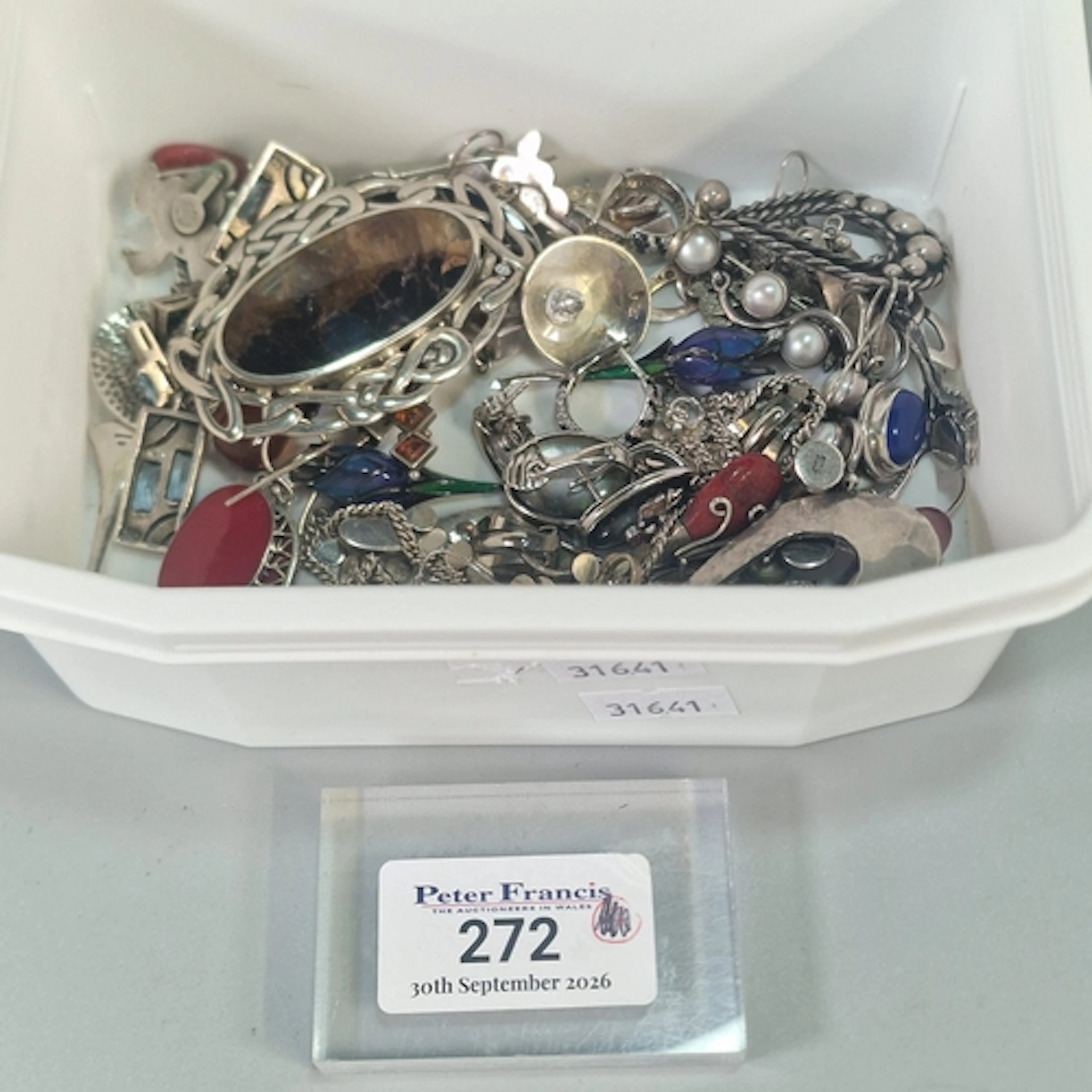 Plastic tub of assorted silver, modernist and other jeweller...