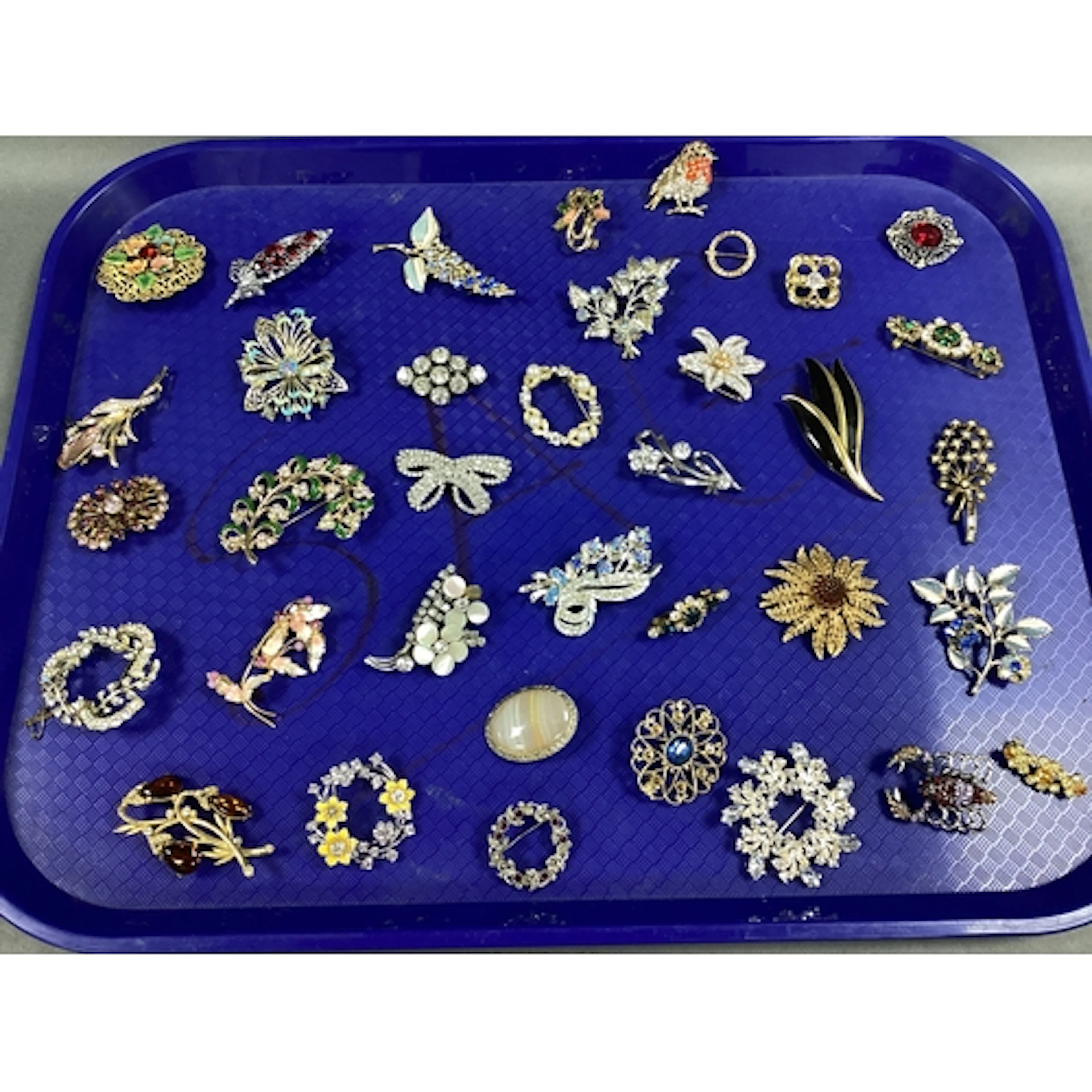 A Collection of Ornate Brooches, including diamanté, floral ...