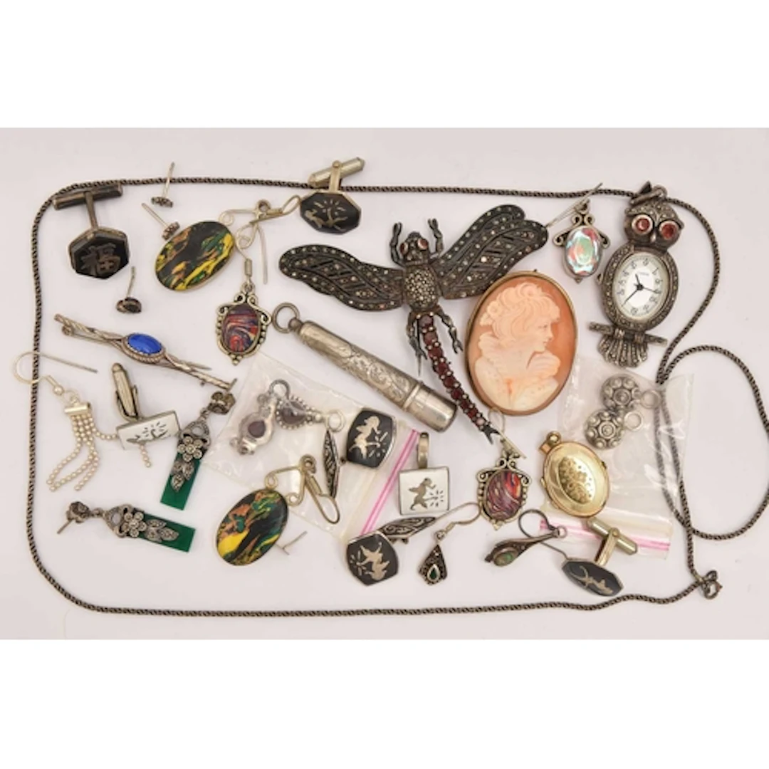 AN ASSORTMENT OF JEWELLERY AND ITEMS, to include a silver ch...