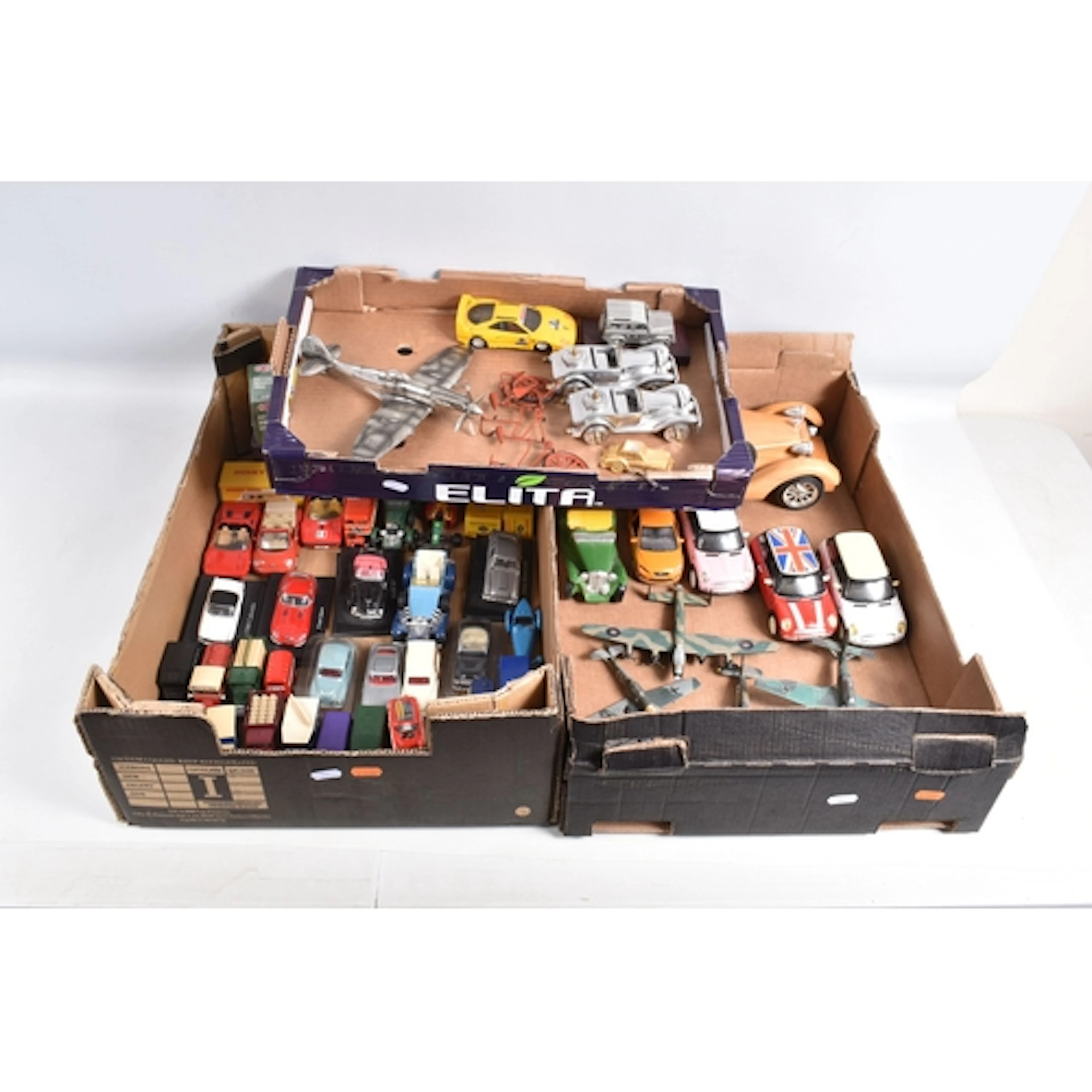 A QUANTITY OF BOXED AND UNBOXED MODERN DIECAST VEHICLES, box...