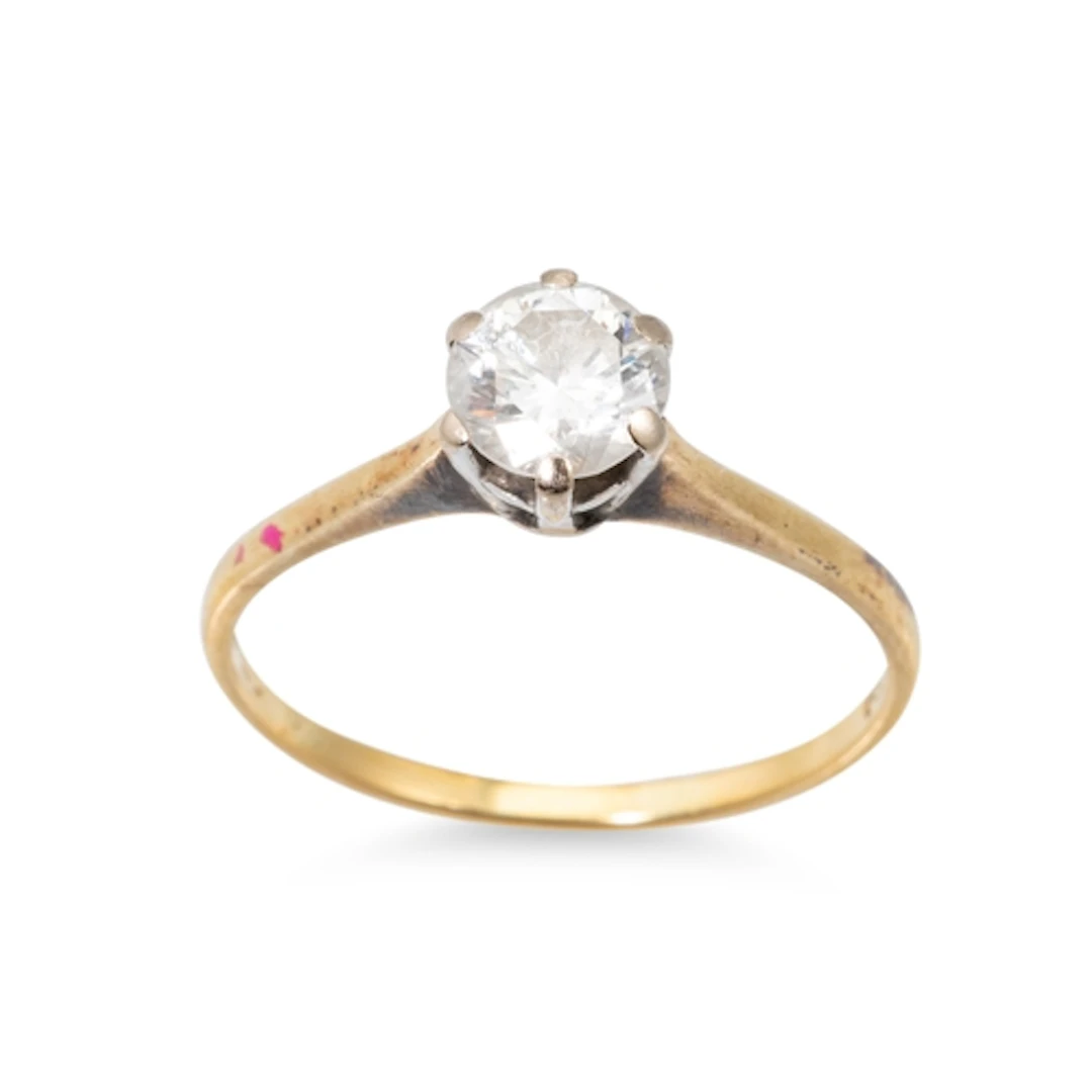 A VINTAGE DIAMOND SOLITAIRE RING, the brilliant cut diamond ...