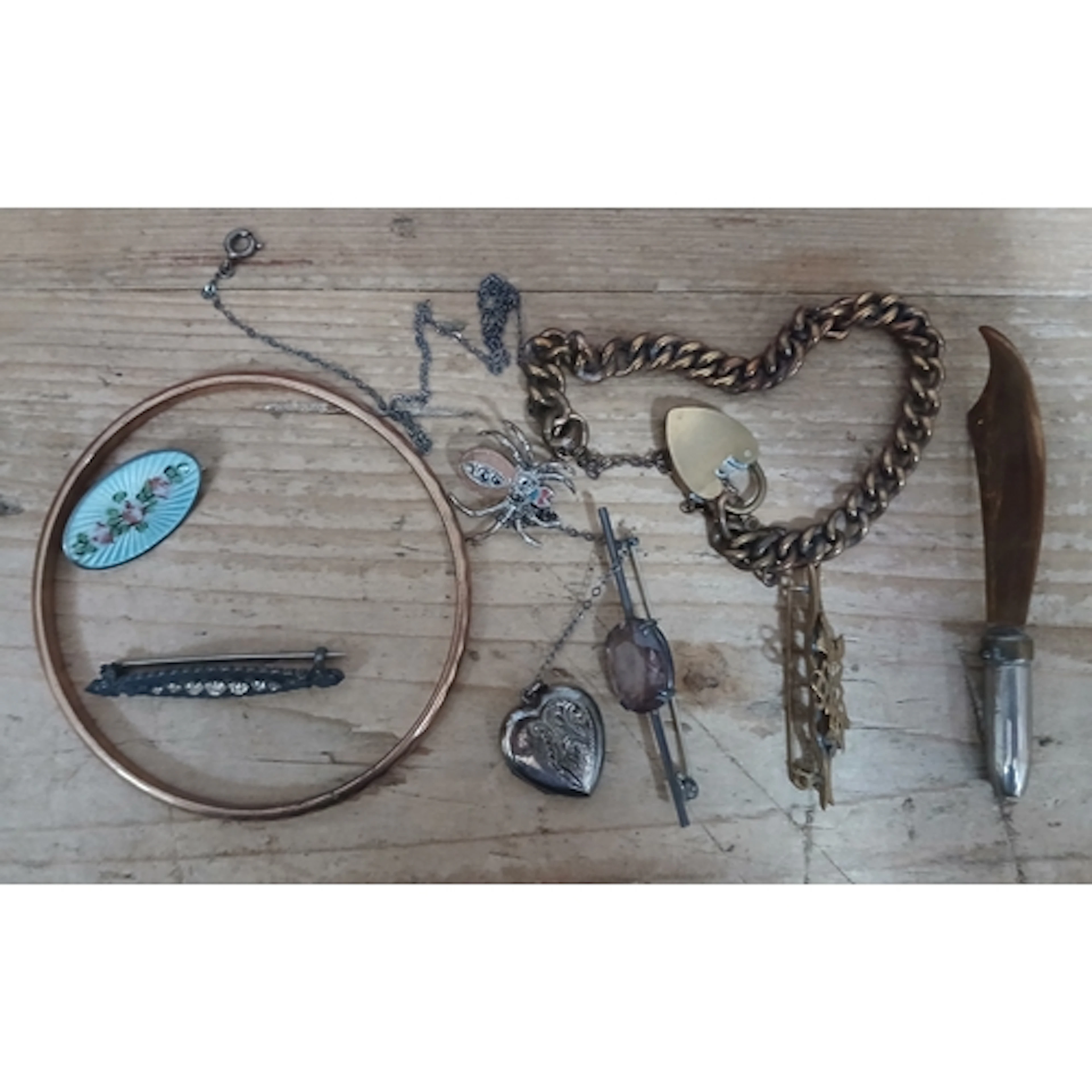 A mixed lot of antique and vintage costume jewellery.