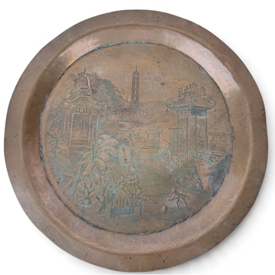 AN 18TH CENTURY COPPER DISH ENGRAVED WITH CHINESE FIGURES PL...