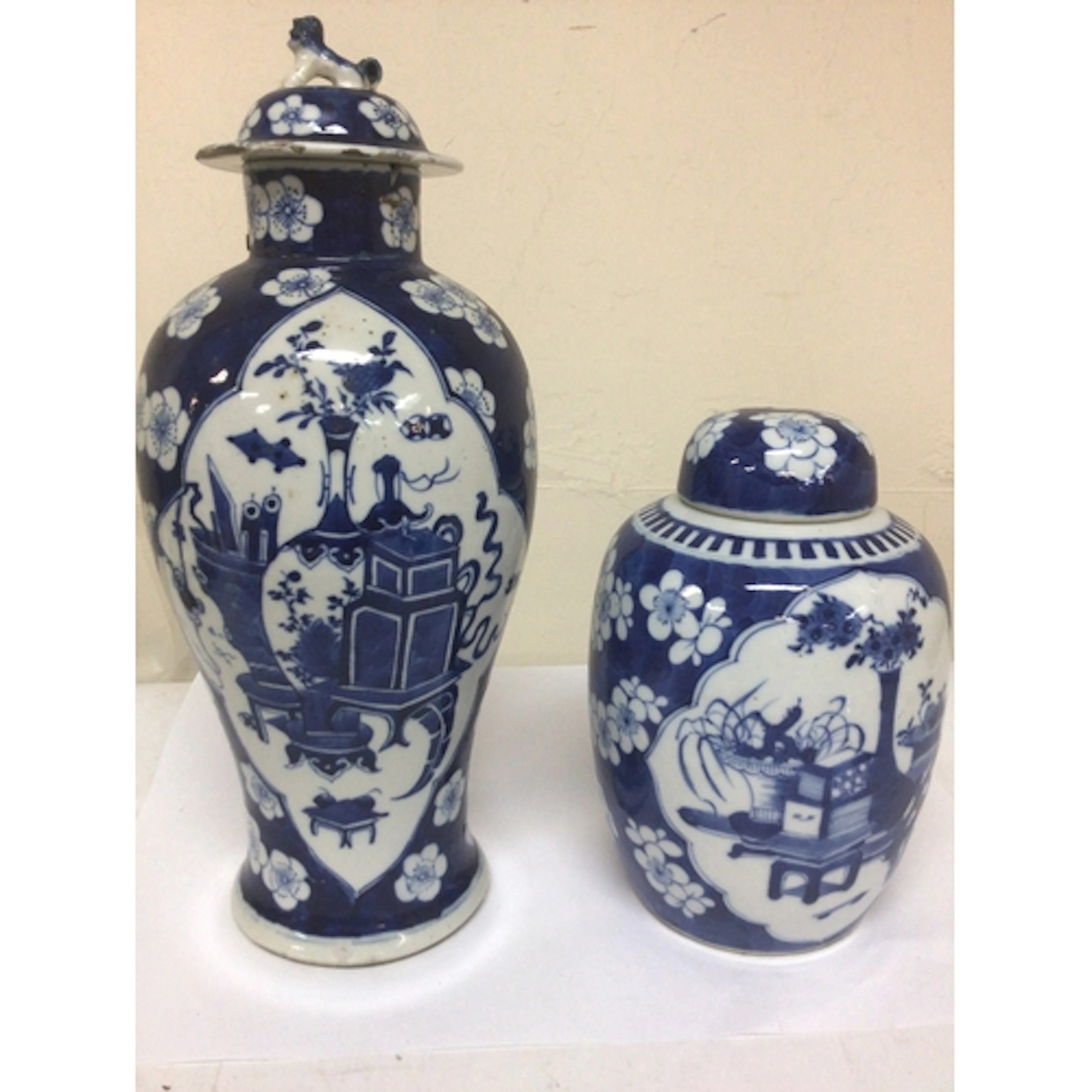 A Chinese Export porcelain blue and white jar and cove...