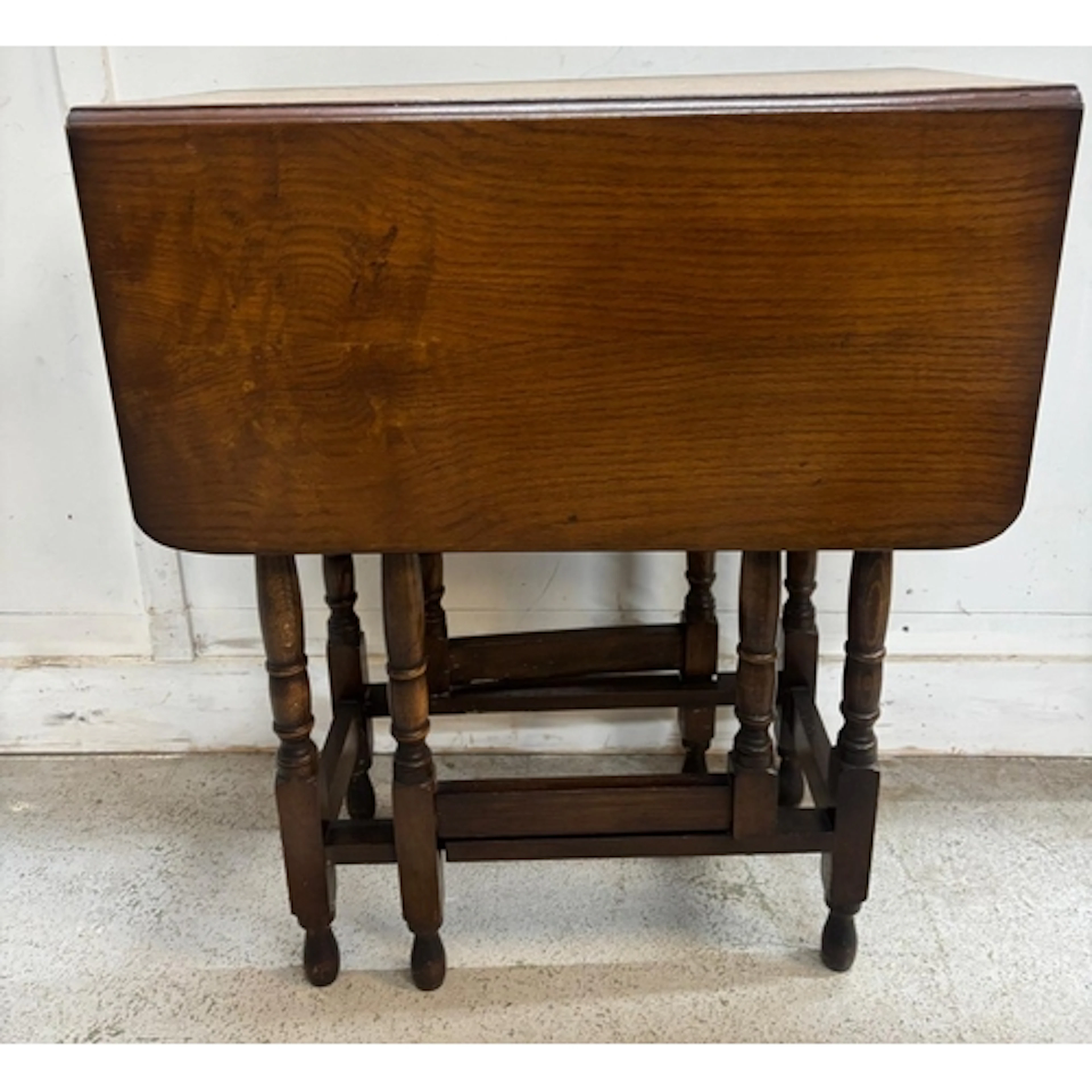 A drop leaf side table on traditional turned spindle legs H7...