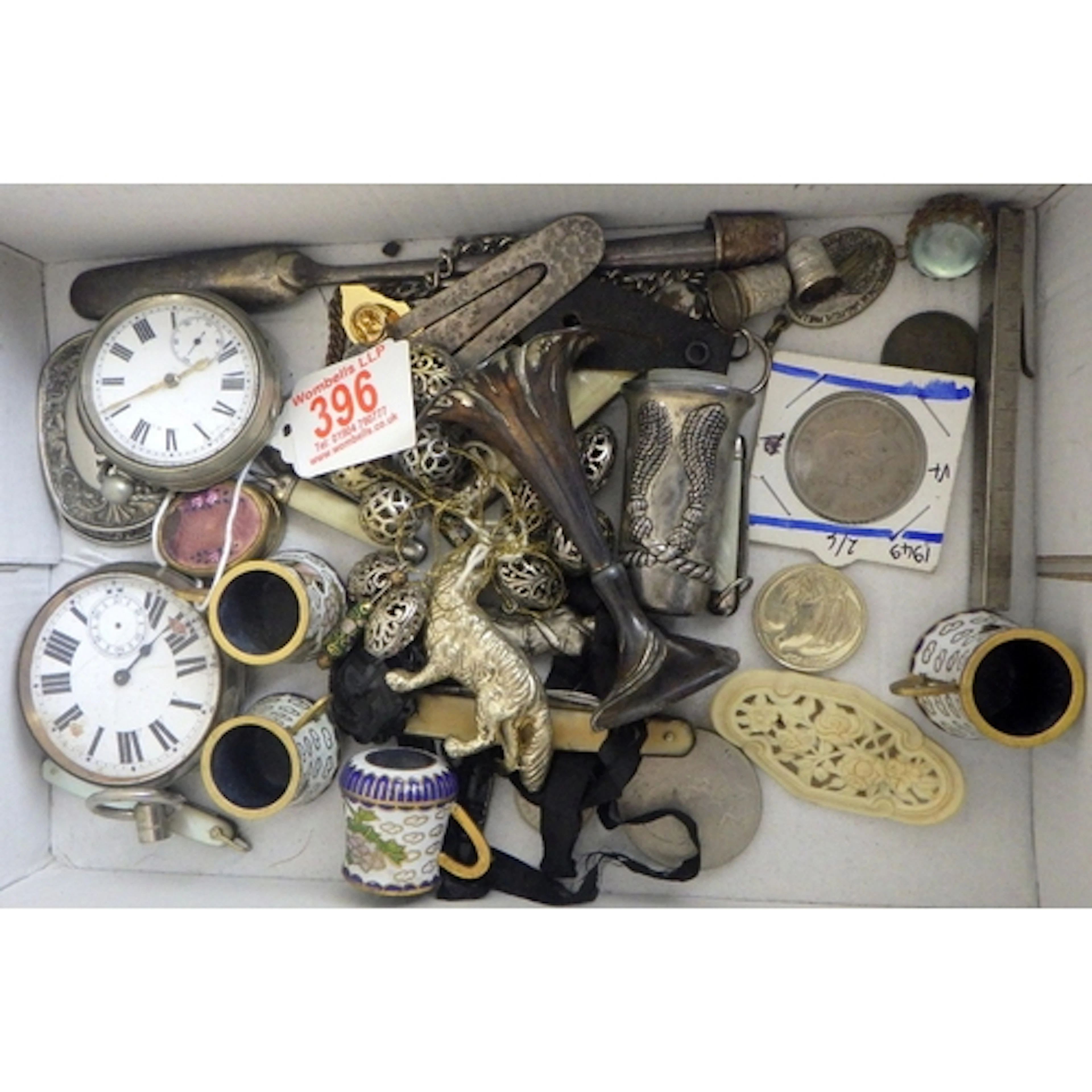 A collectors' lot to inc pen knives, pocket watches, thimble...