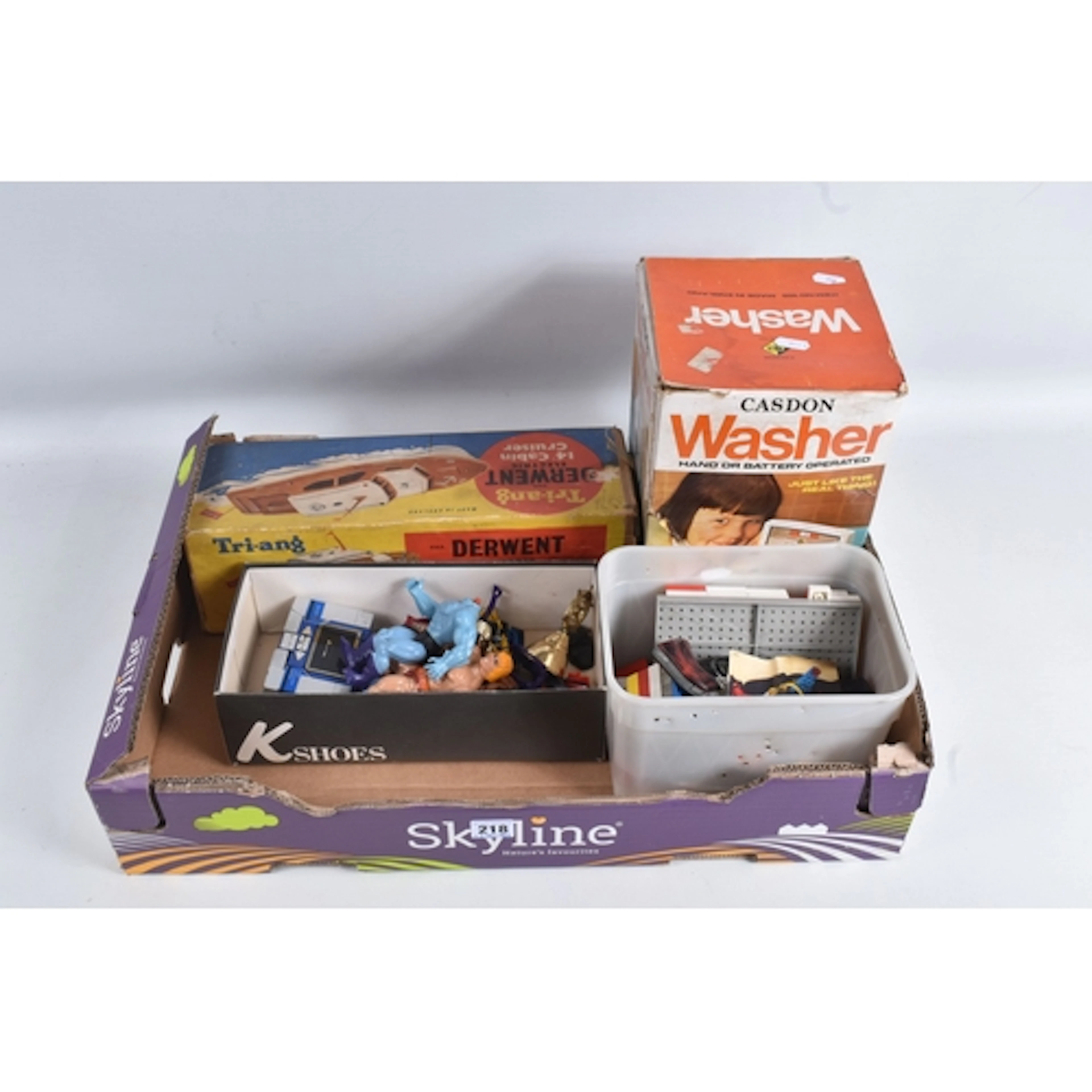 A MIXED SELECTION OF VINTAGE TOYS, to include an unboxed Cre...