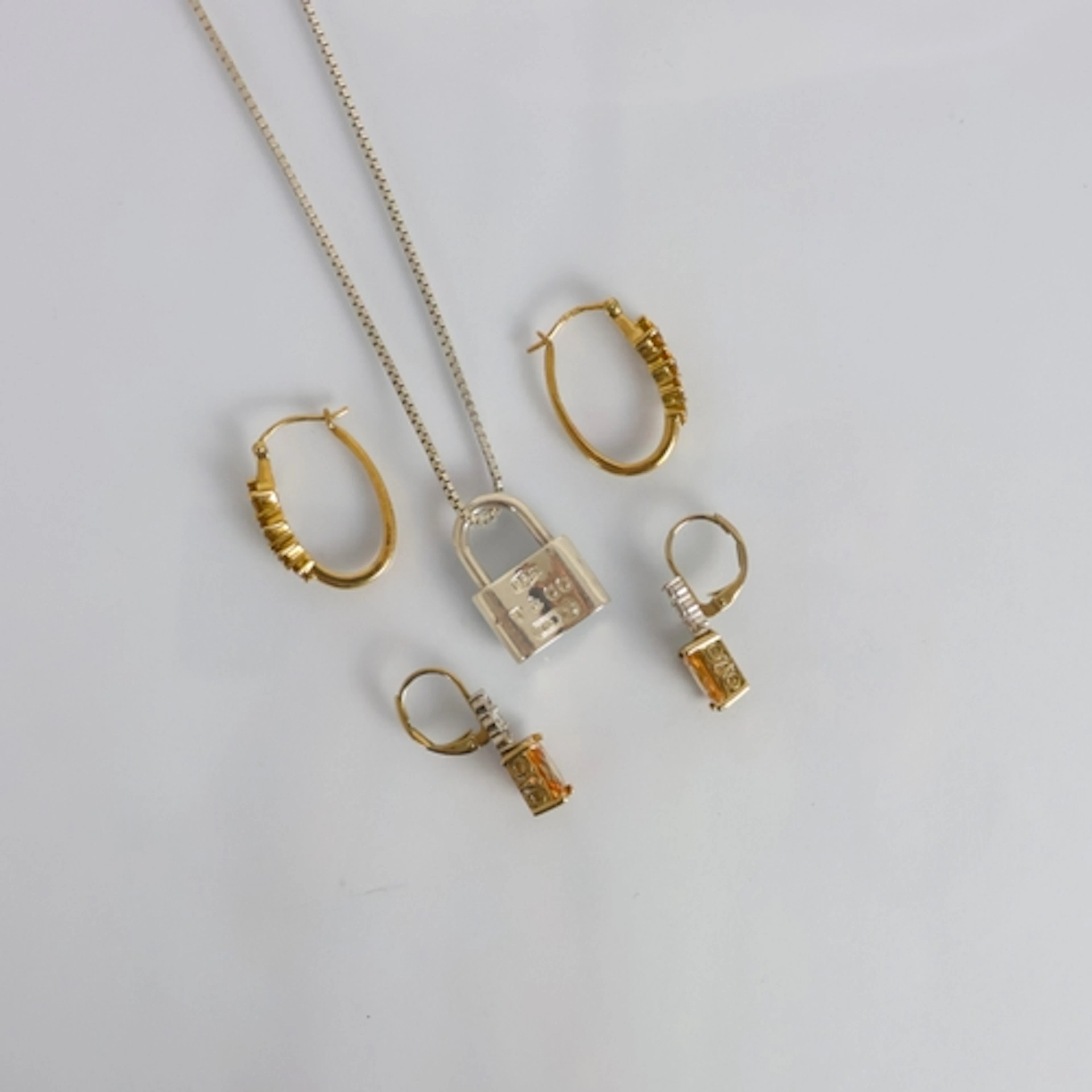 A selection of jewellery, including a pair of 9ct gold gemst...