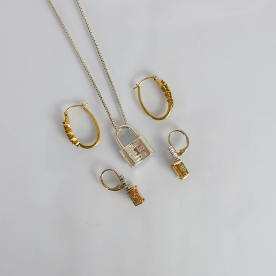 A selection of jewellery, including a pair of 9ct gold gemst...