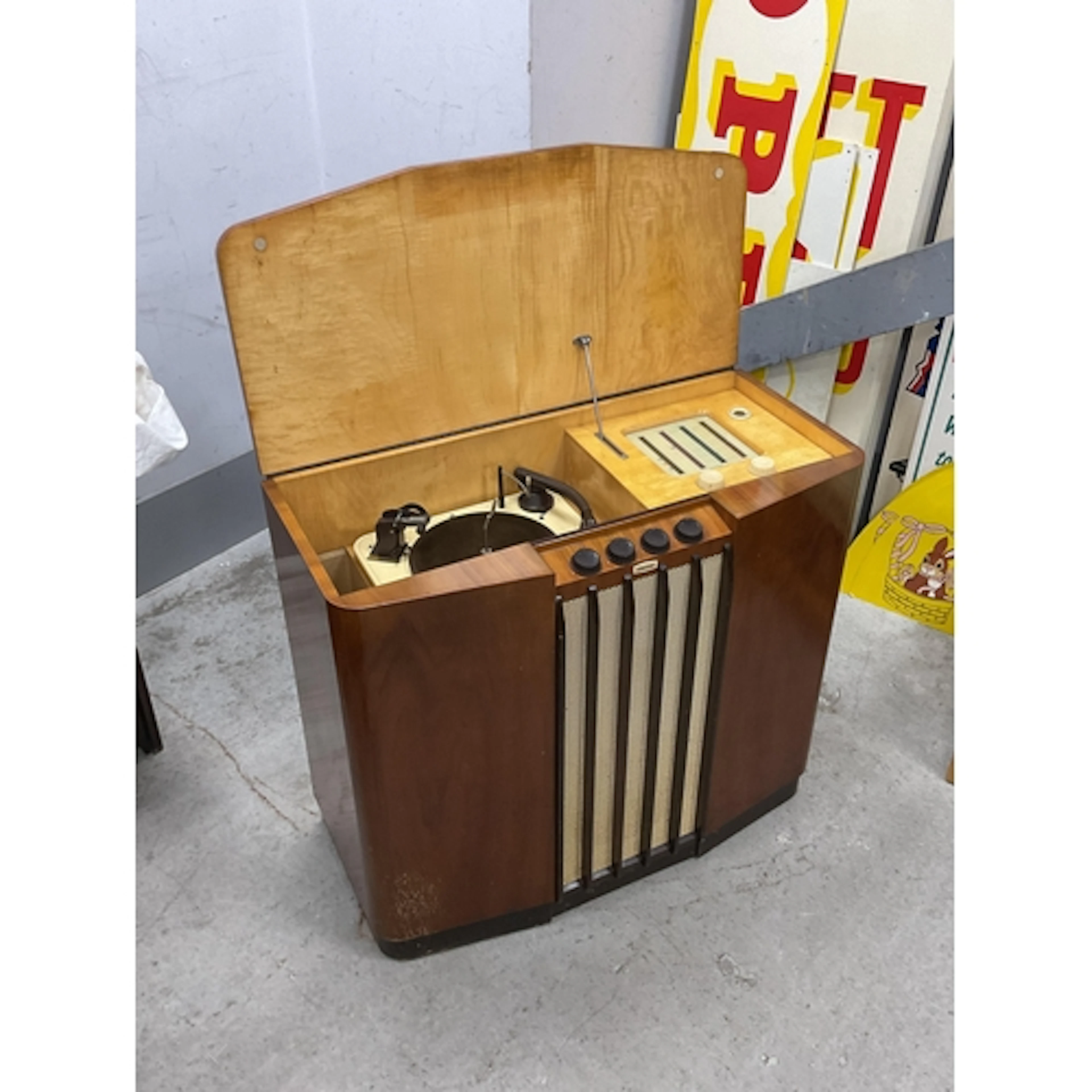Ferguson 401 Freestanding Radiogram, in walnut casing with m...