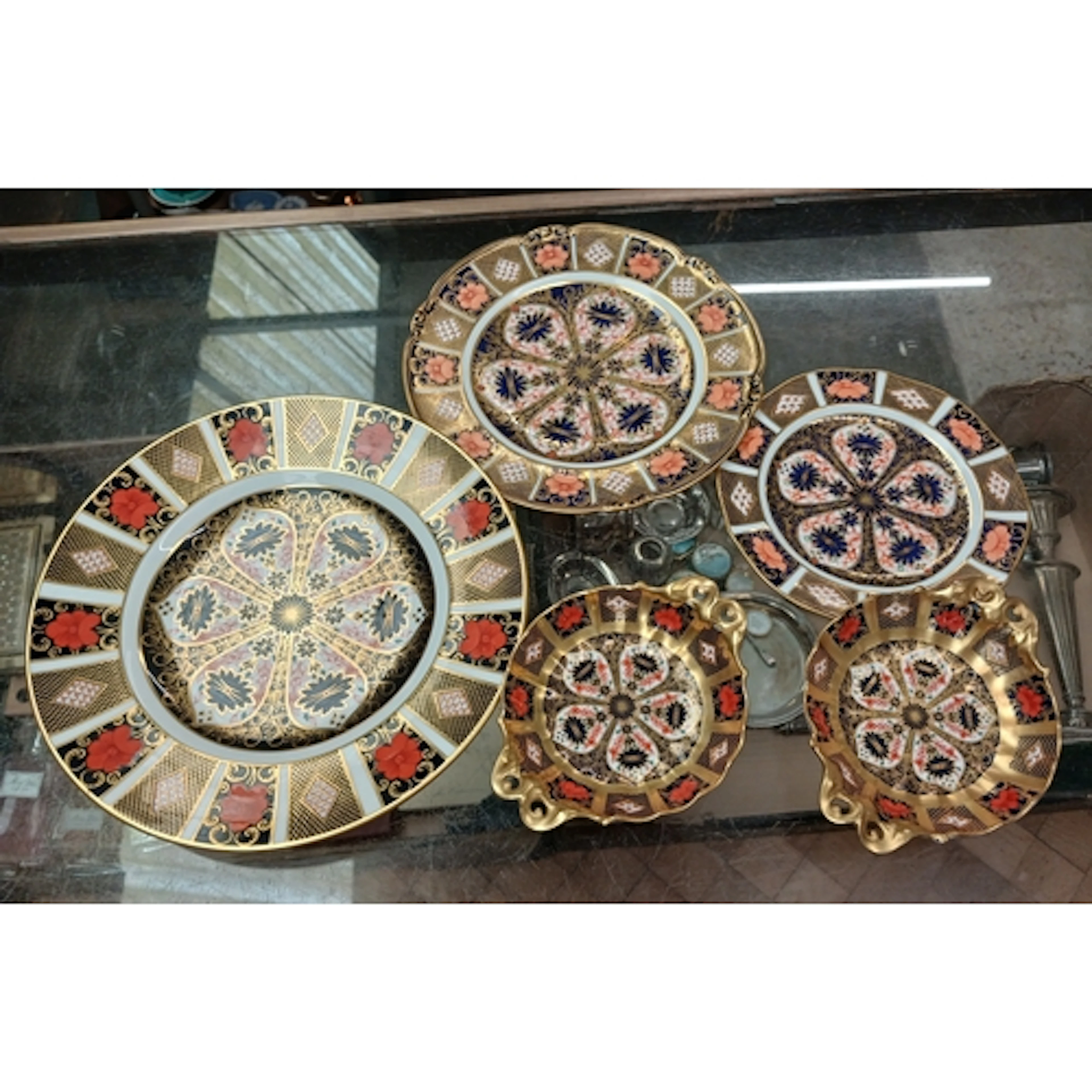 Five pieces of assorted Royal Crown Derby.