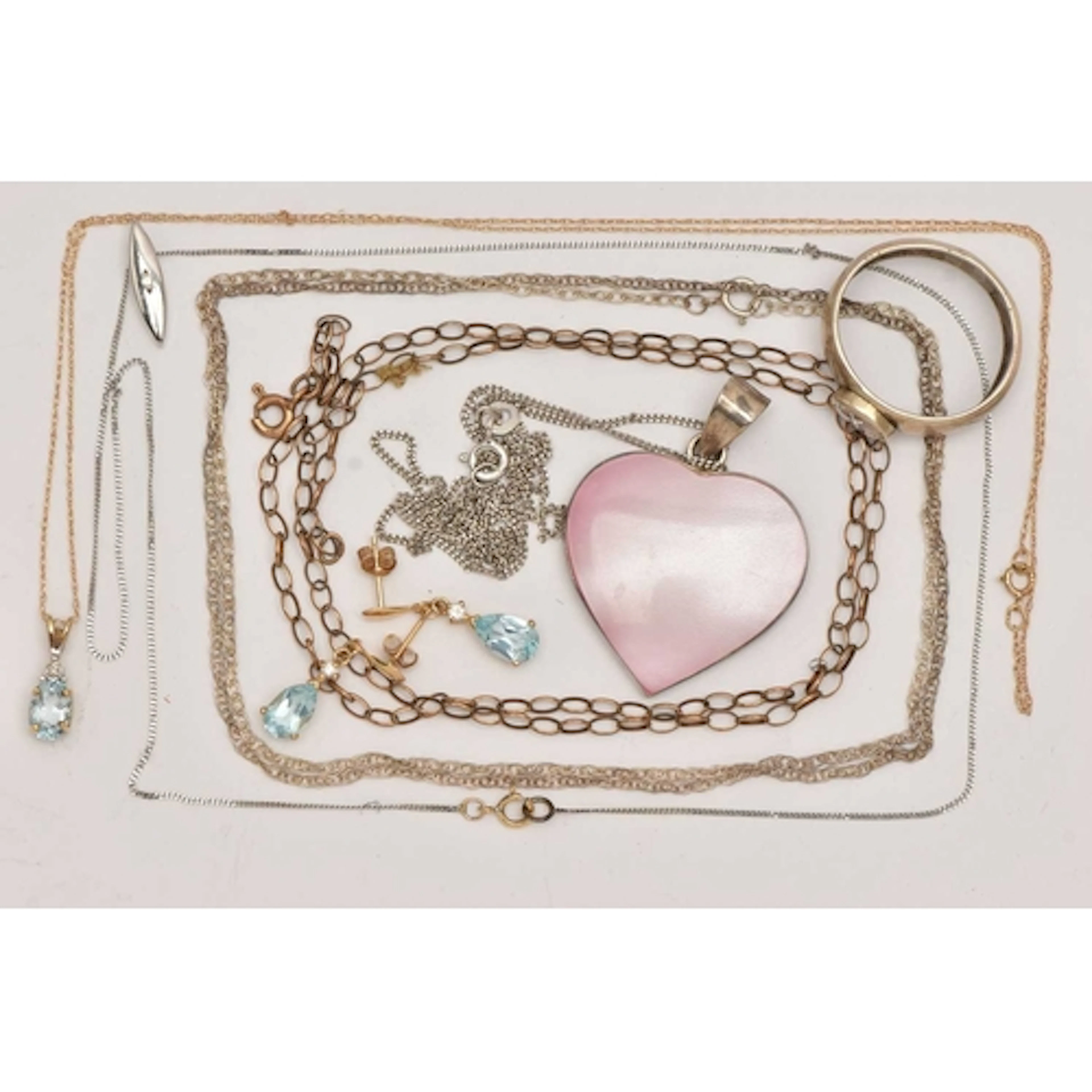 A SMALL ASSORTMENT OF JEWELLERY, to include a 9ct yellow gol...