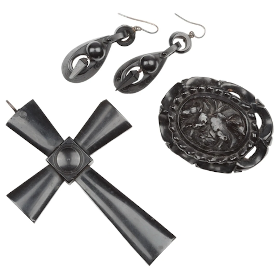 A small group of jet jewellery, to include a cross pendant 9...
