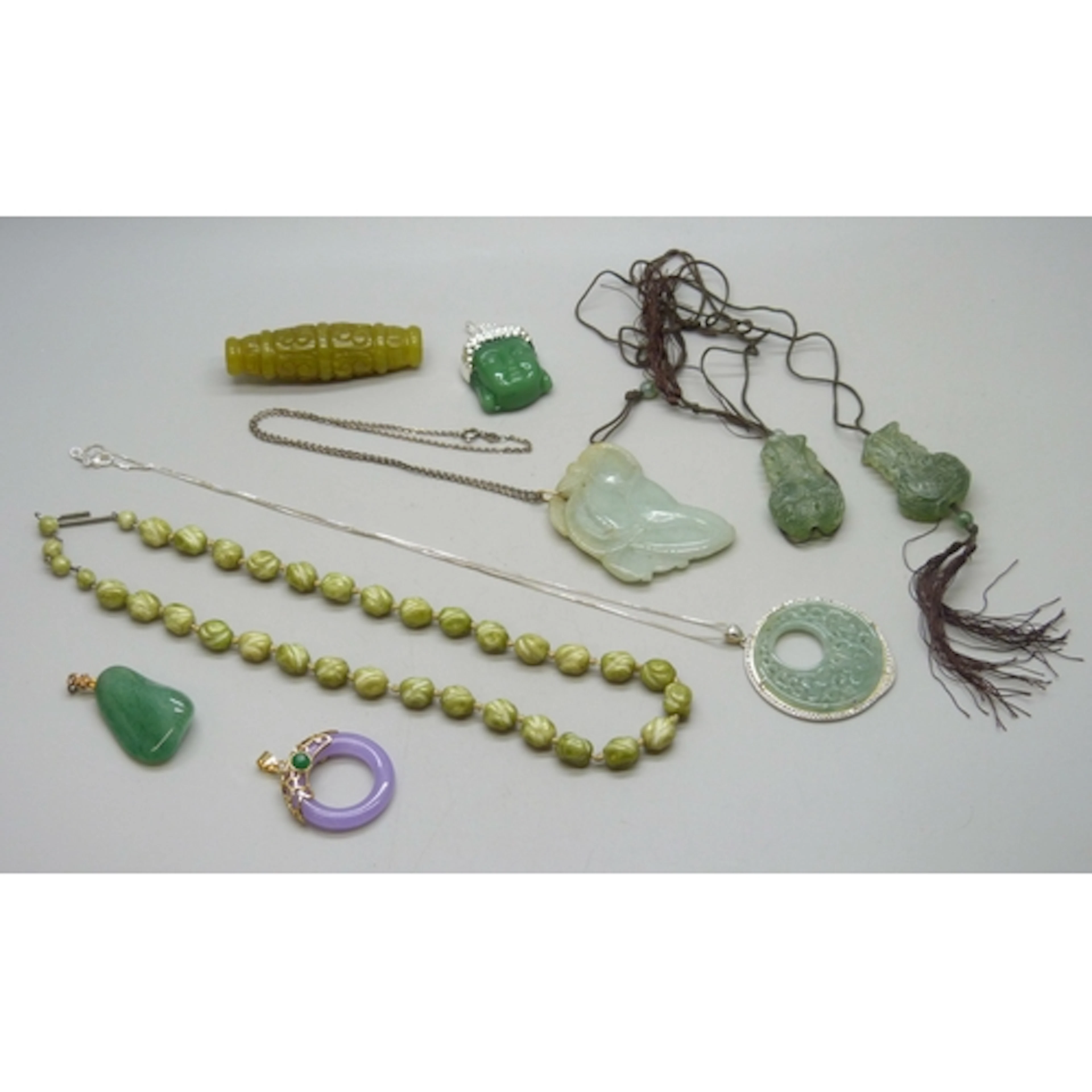 A collection of jade/jadeite jewellery and other green stone...