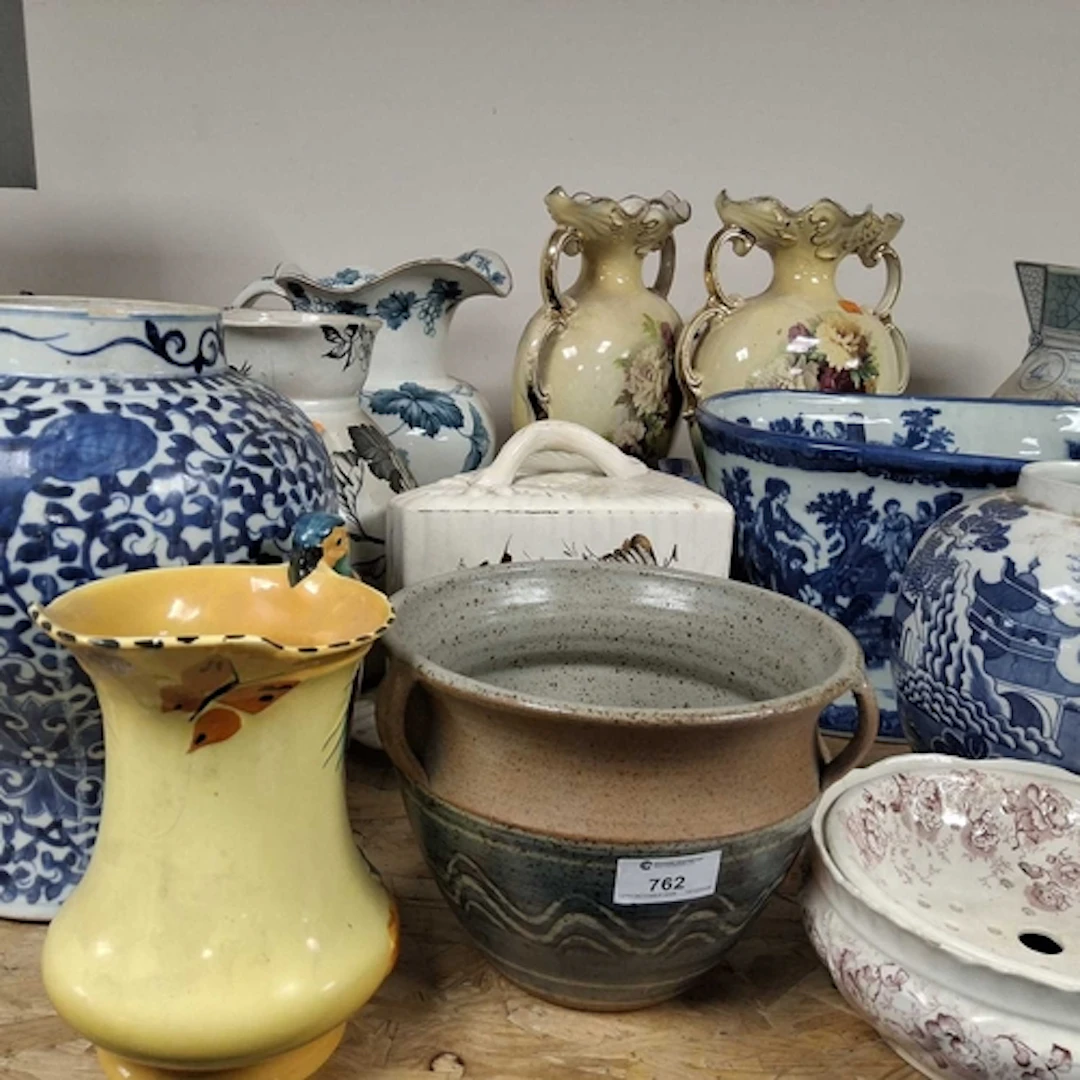 A GROUP OF ASSORTED CERAMICS to include a Mason's willow pat...
