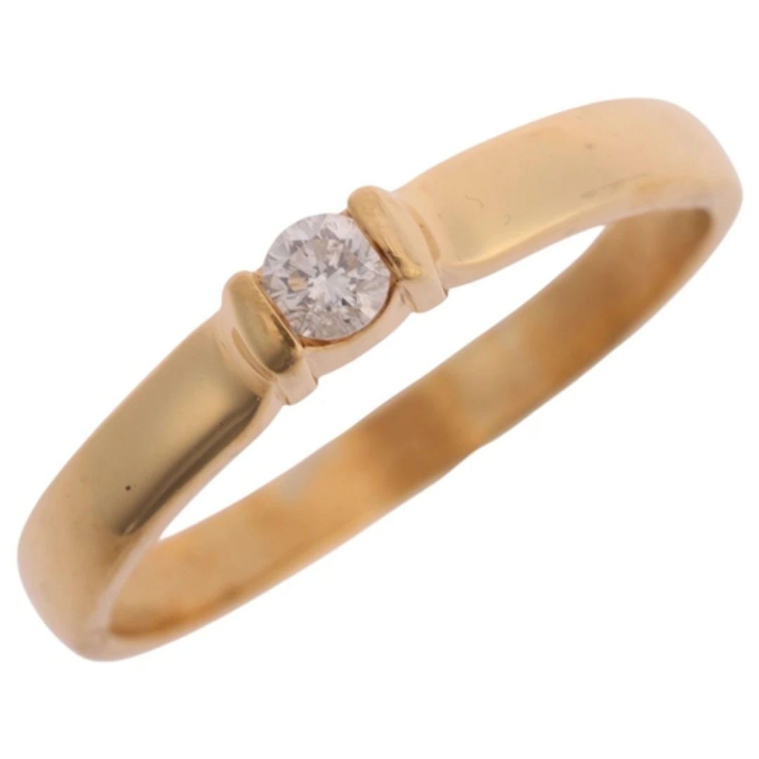 An 18ct gold 0.10ct single stone diamond ring, set with 0.10...