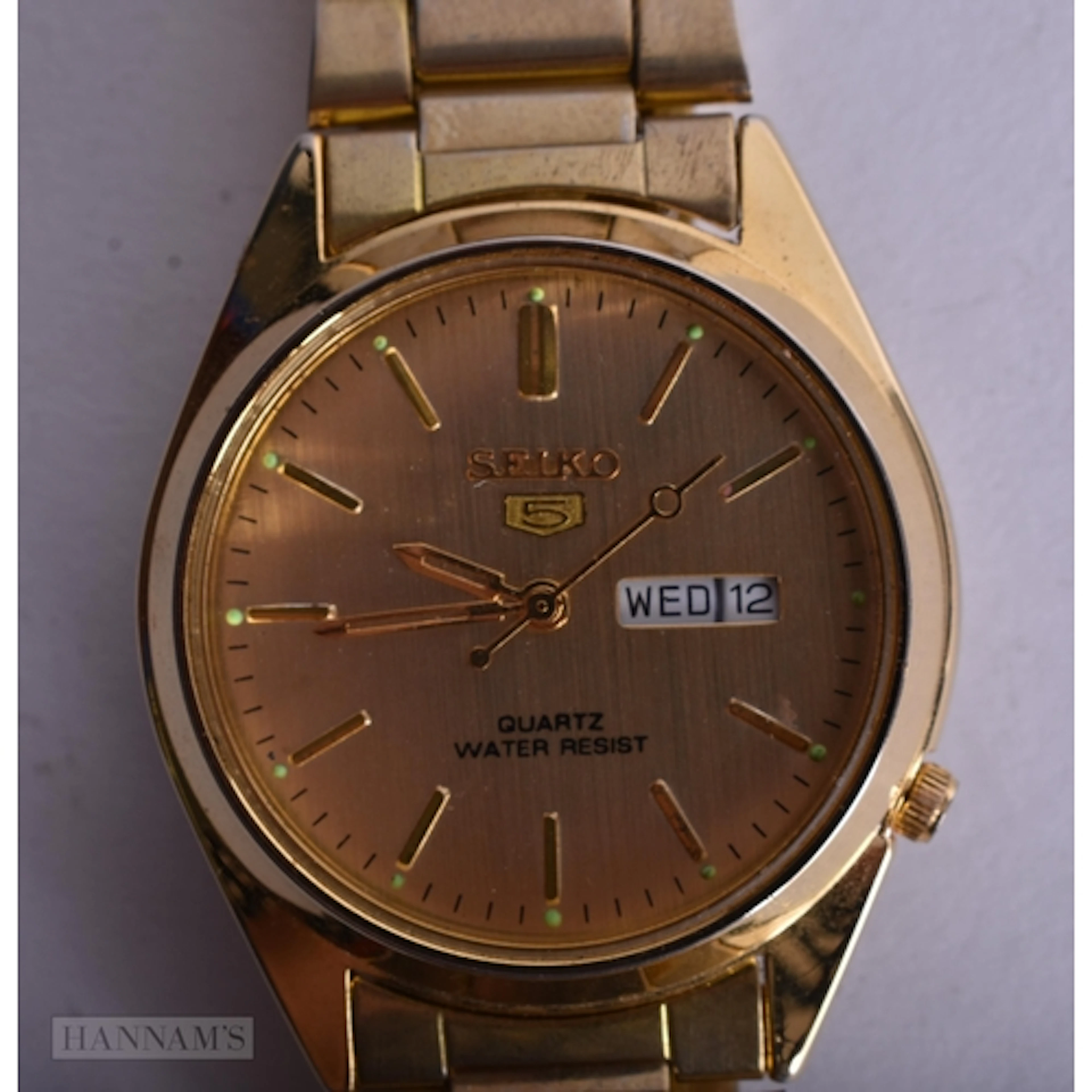 A Seiko 5 Day Date Quartz Watch. Working. 3.5cm incl crown