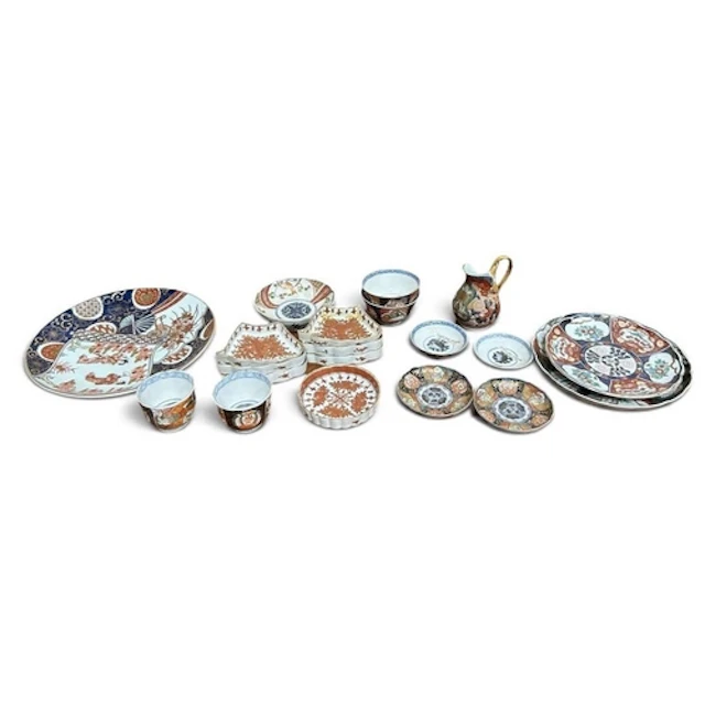 A QUANTITY OF IMARI PORCELAIN -