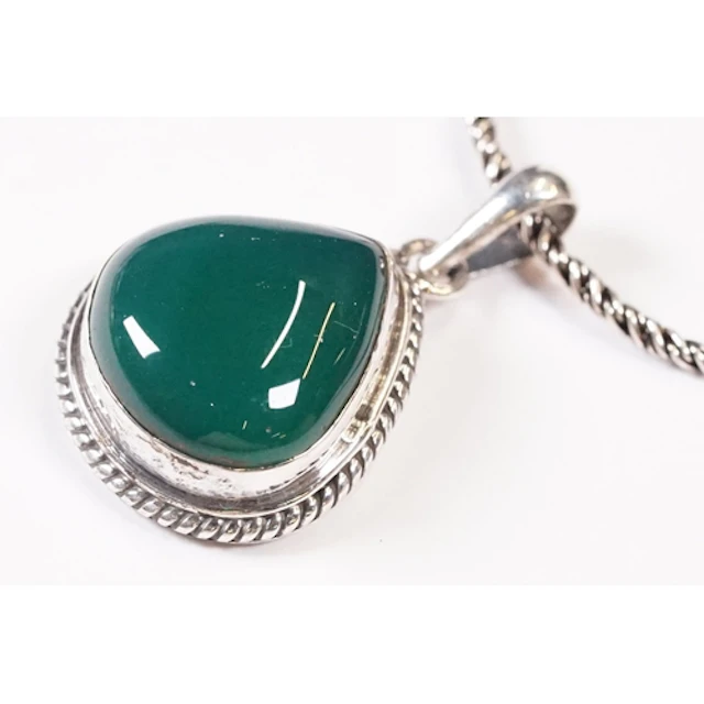 Silver and malachite pendant necklace