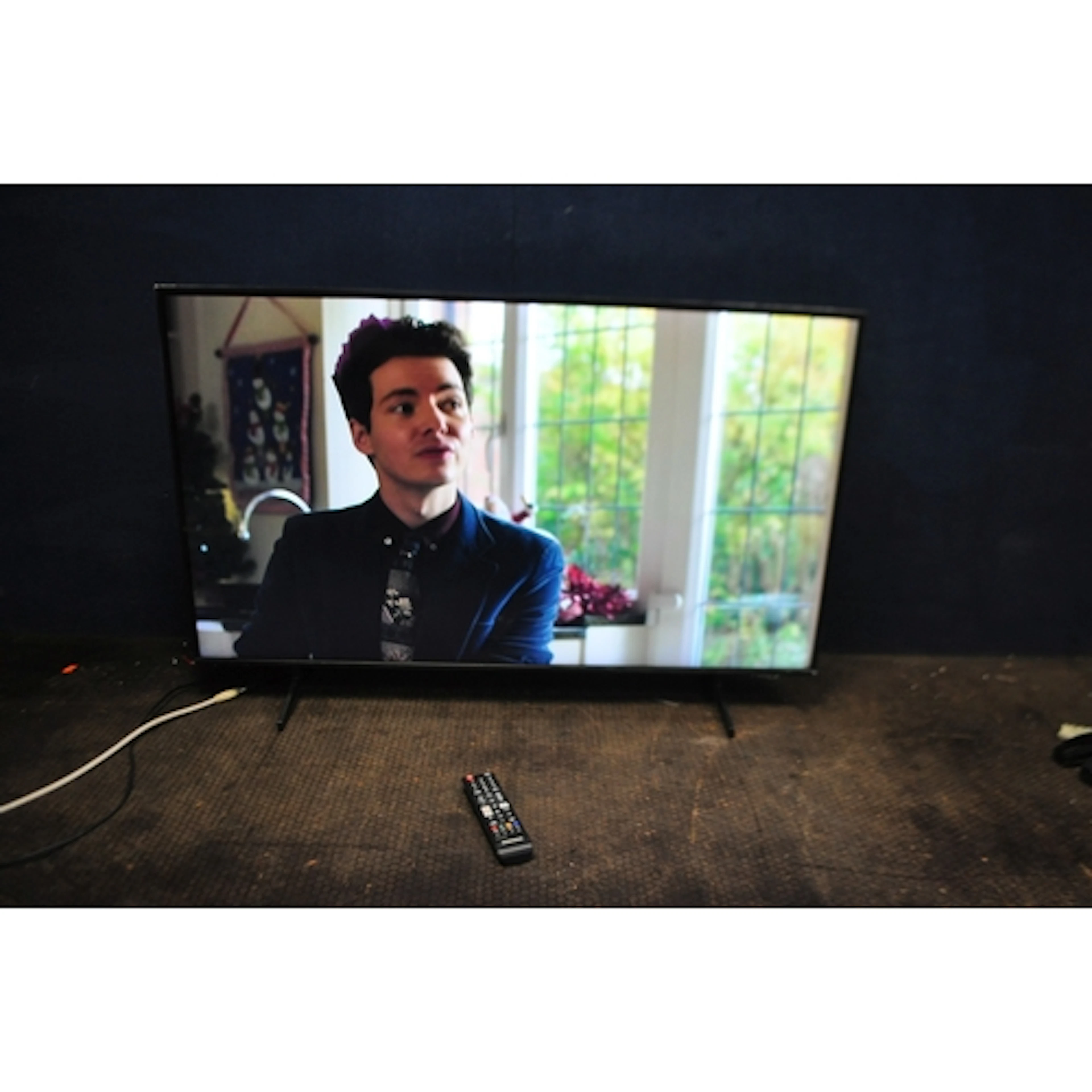 A SAMSUNG QE43Q60AAU 43in SMART TV with remote (PAT pass and...