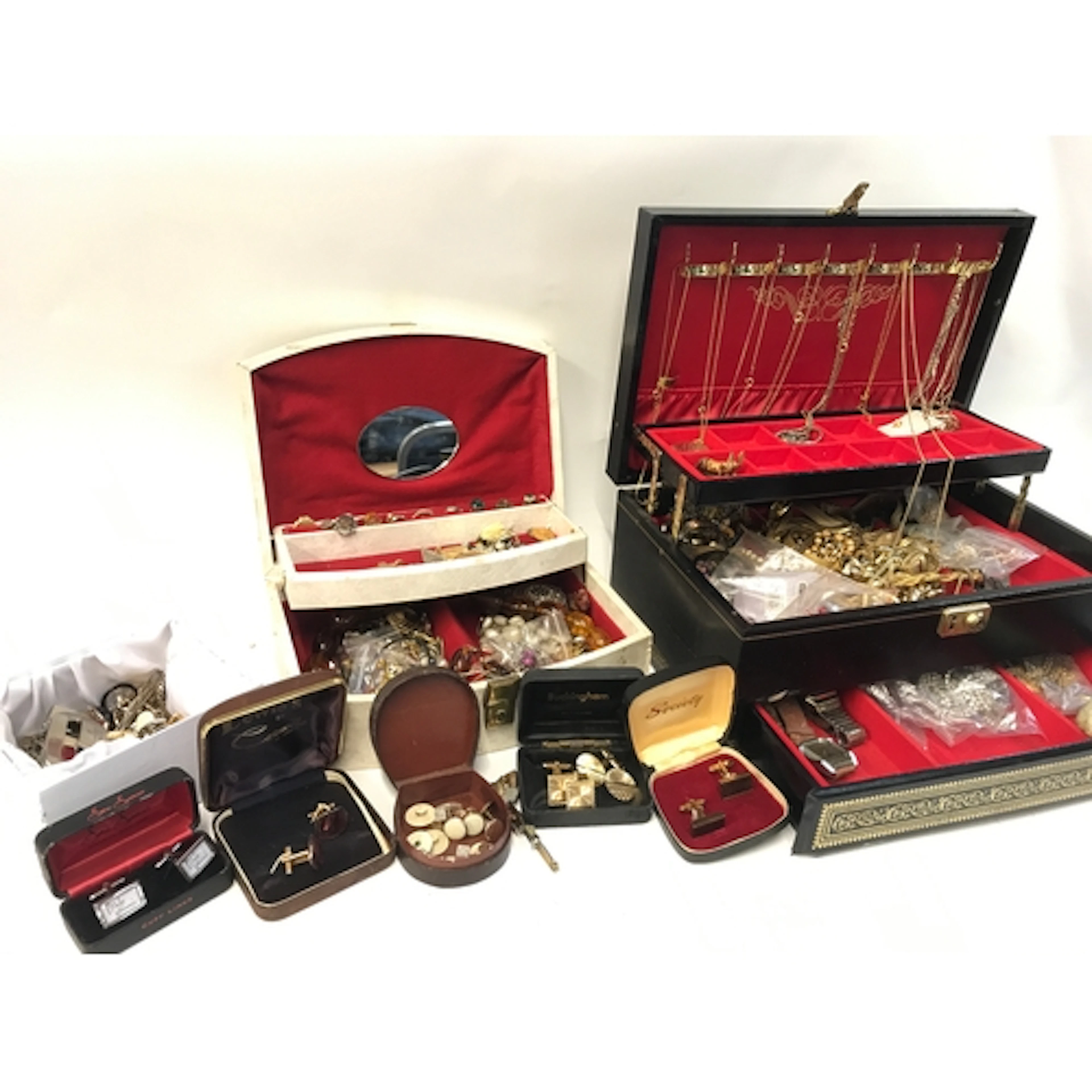 An collection of costume jewellery including necklaces, broo...