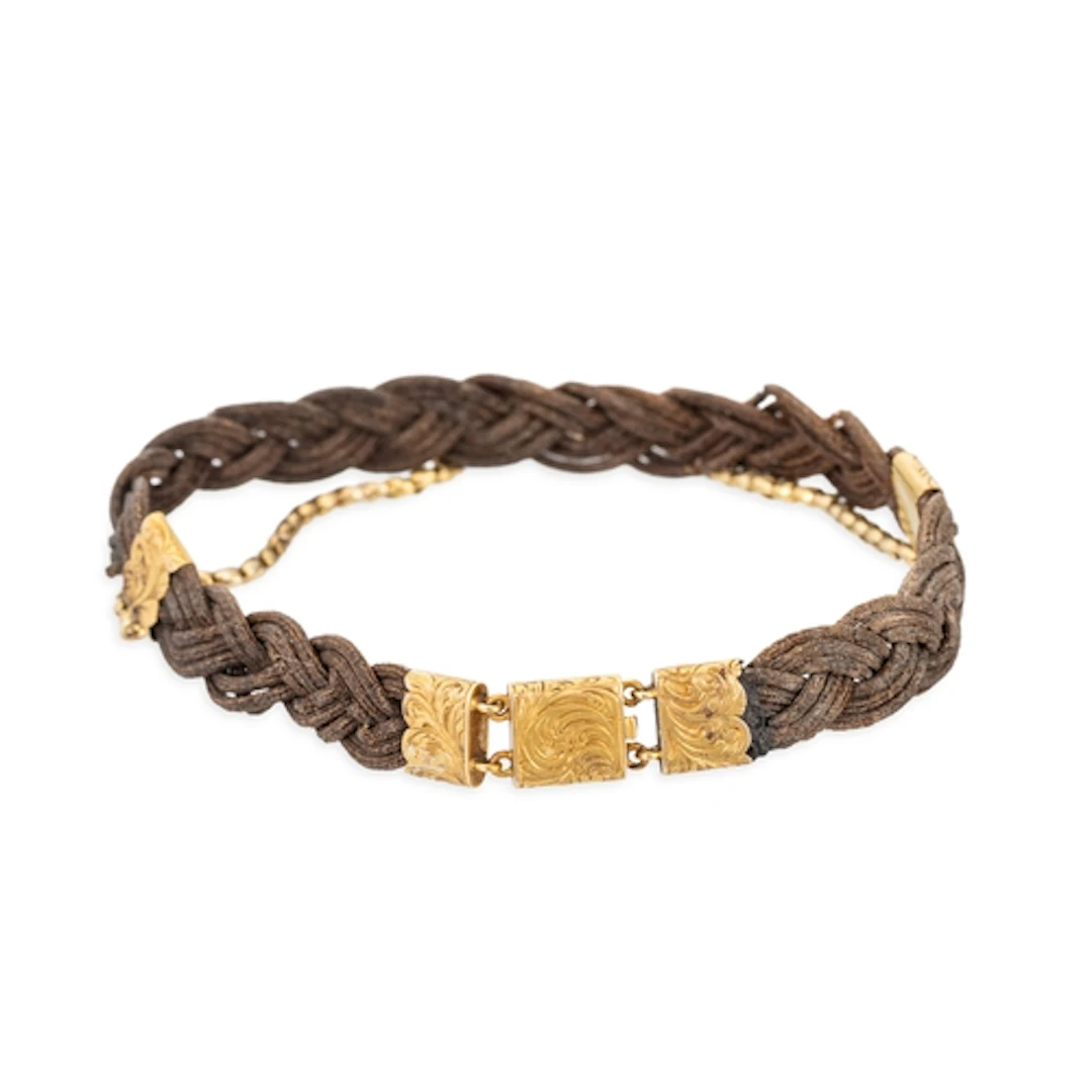 AN ANTIQUE MOURNING BRACELET, with yellow metal fittings