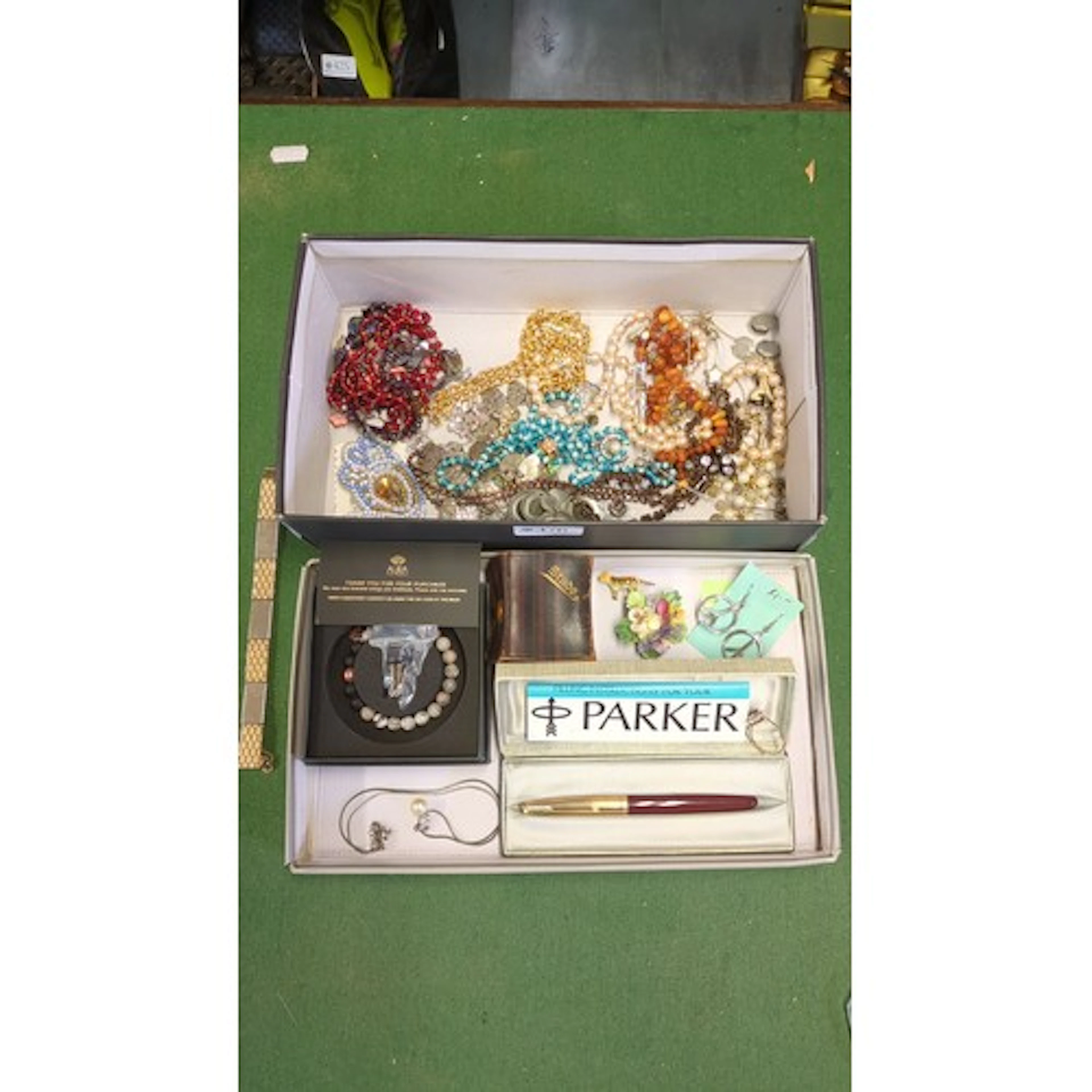 A mixed lot of costume jewellery including simulated pearl s...