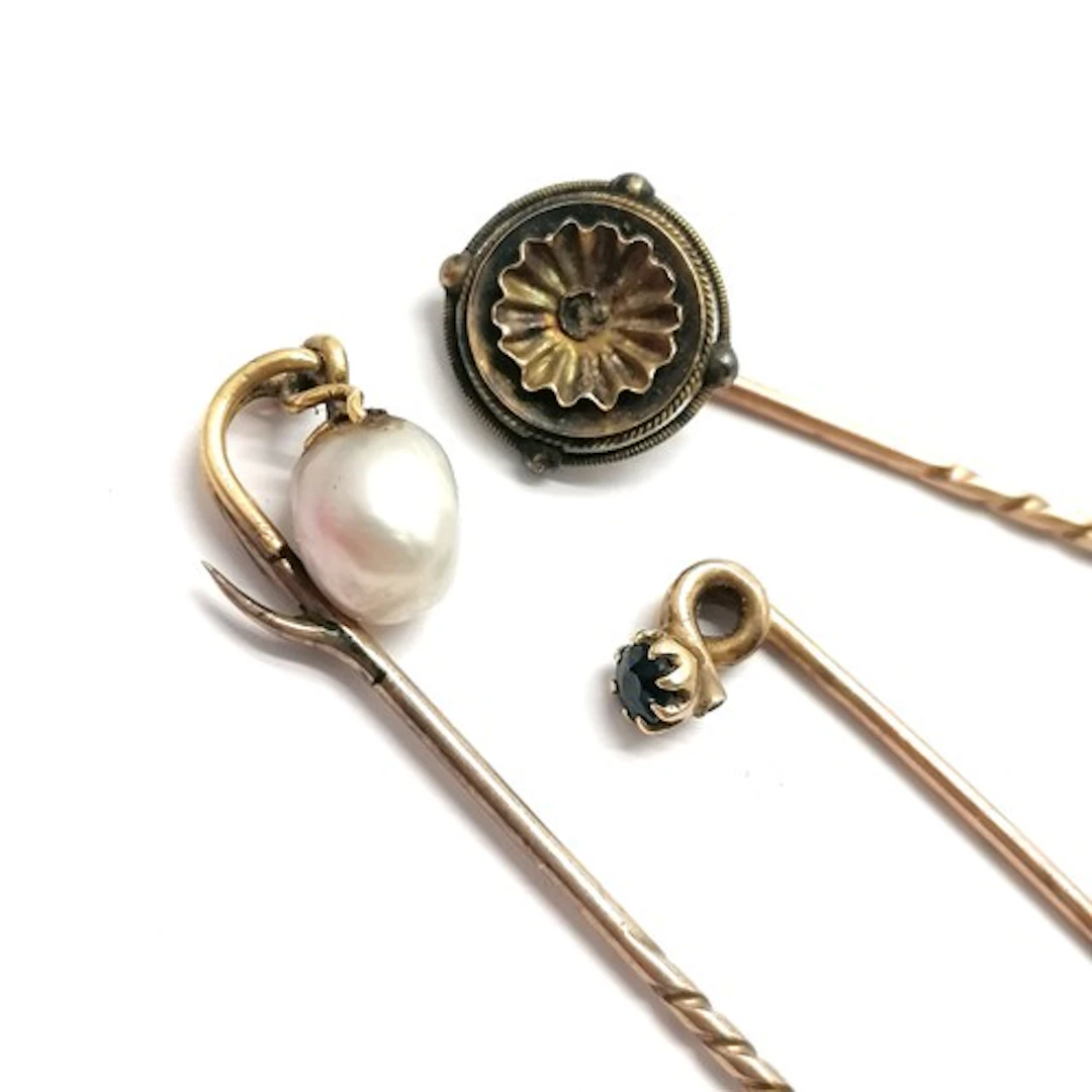 Antique 3 x unmarked gold tie pins - circular detailed has g...