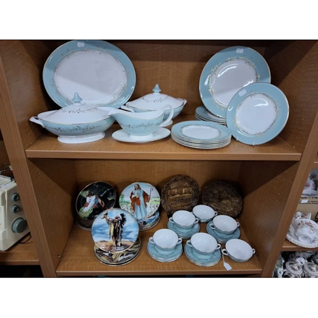 A ROYAL DOULTON 'MELROSE' DINNER SERVICE AND OTHER COLLECTOR...