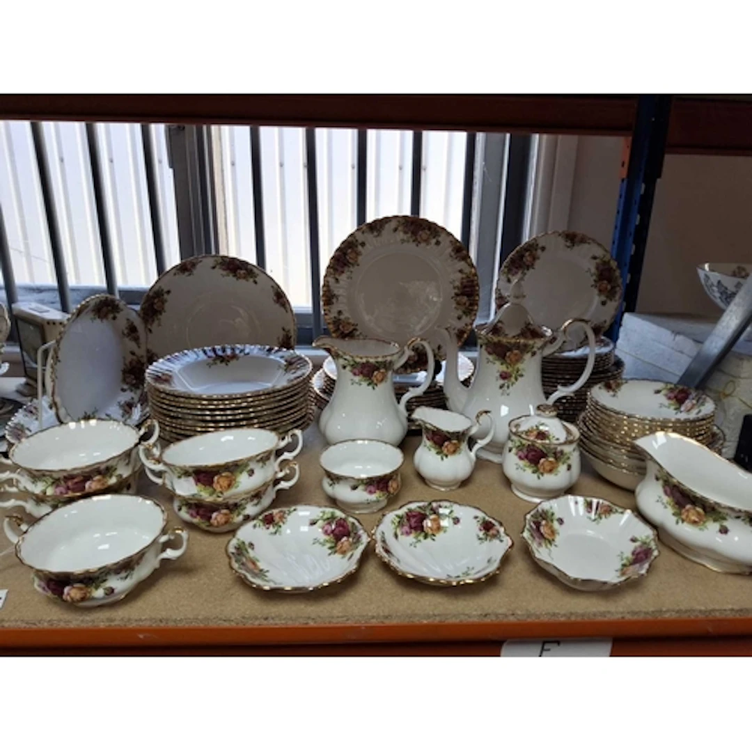 A SIXTY FIVE PIECE ROYAL ALBERT 'OLD COUNTRY ROSES' DINNER S...