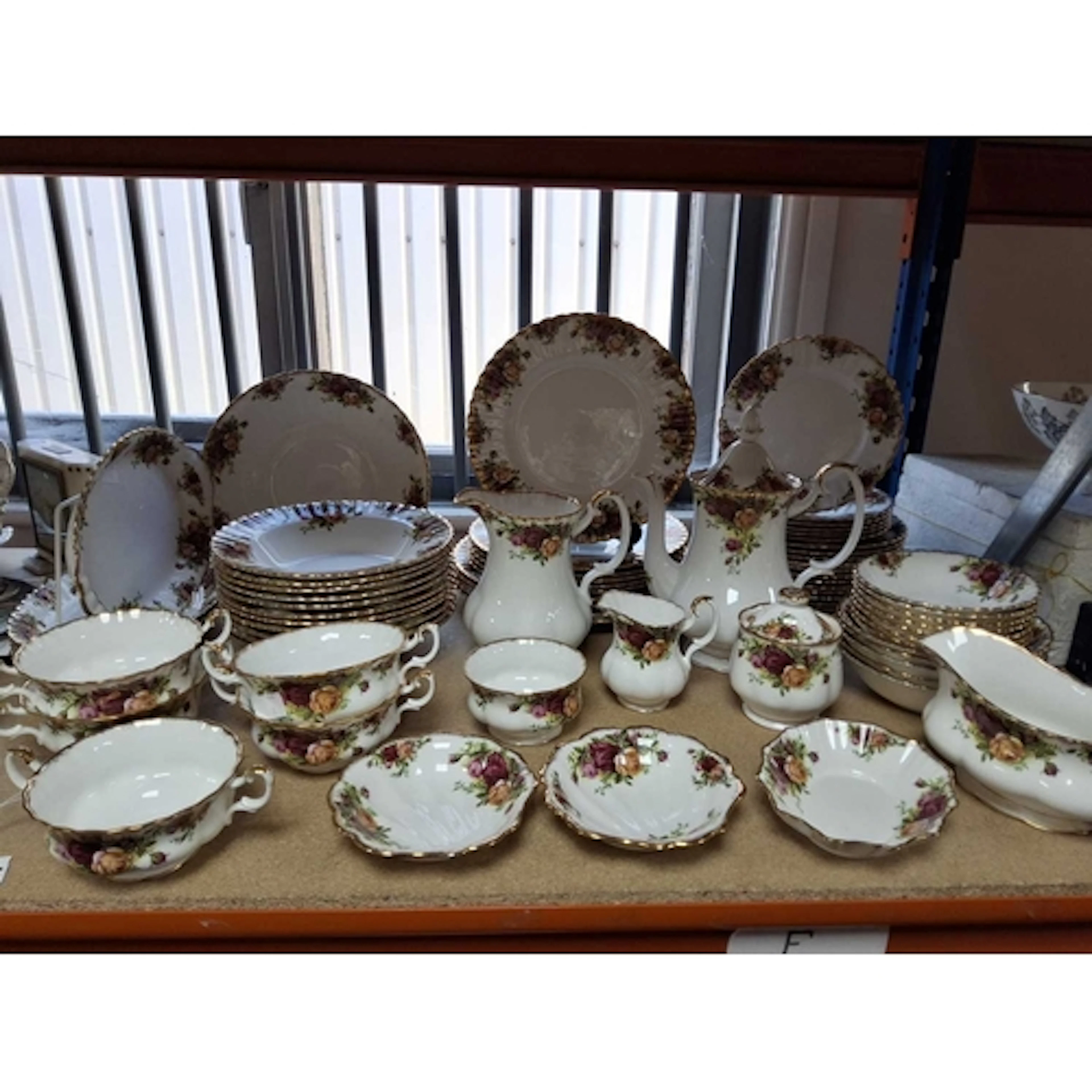 A SIXTY FIVE PIECE ROYAL ALBERT 'OLD COUNTRY ROSES' DINNER S...