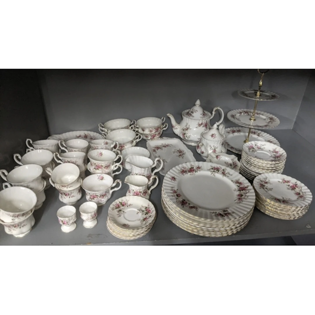 A Royal Albert Lavender Rose pattern dinner service comprisi...