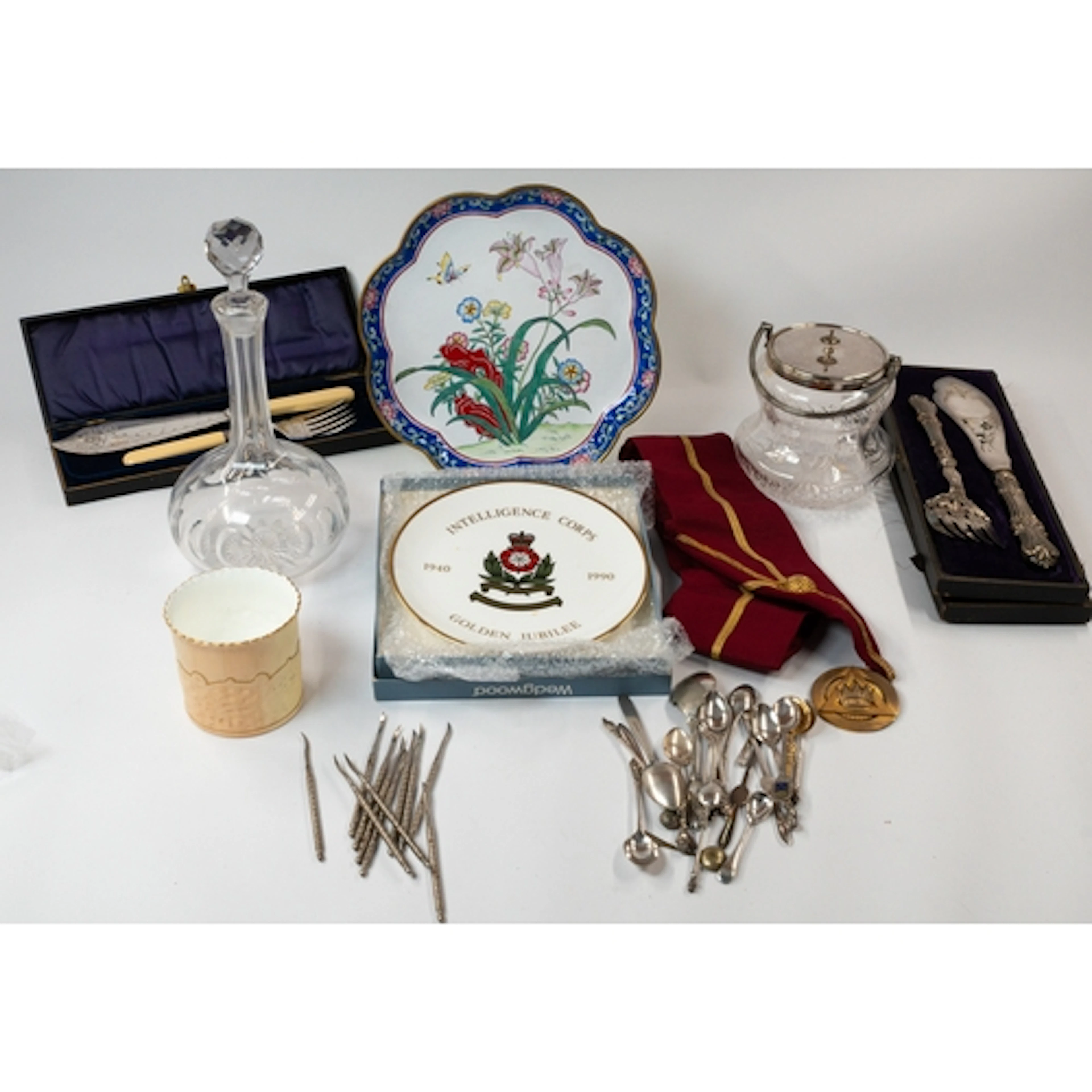Silver Plate: two sets of cased fish servers, a plate topped...