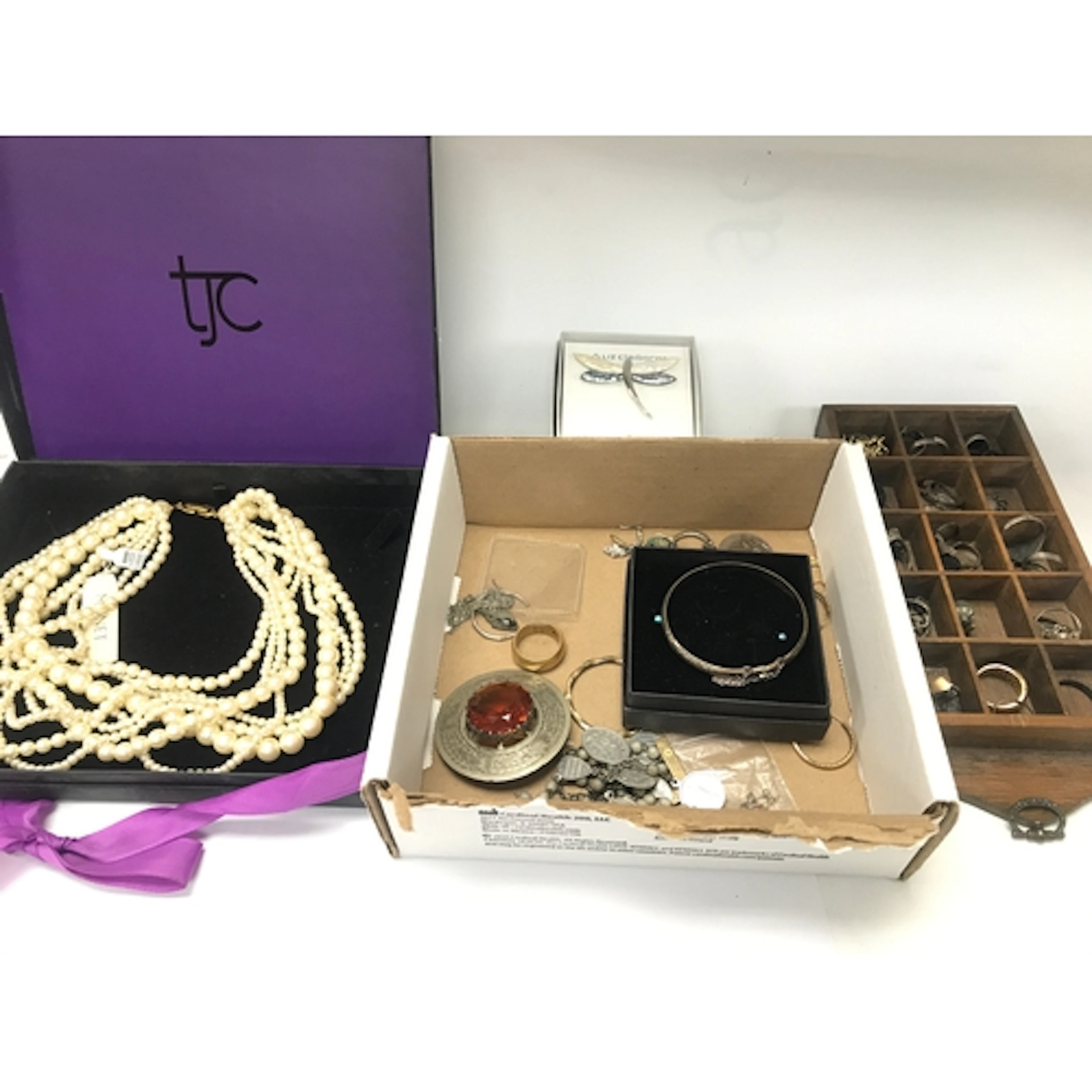 Small collection of assorted costume jewellery.