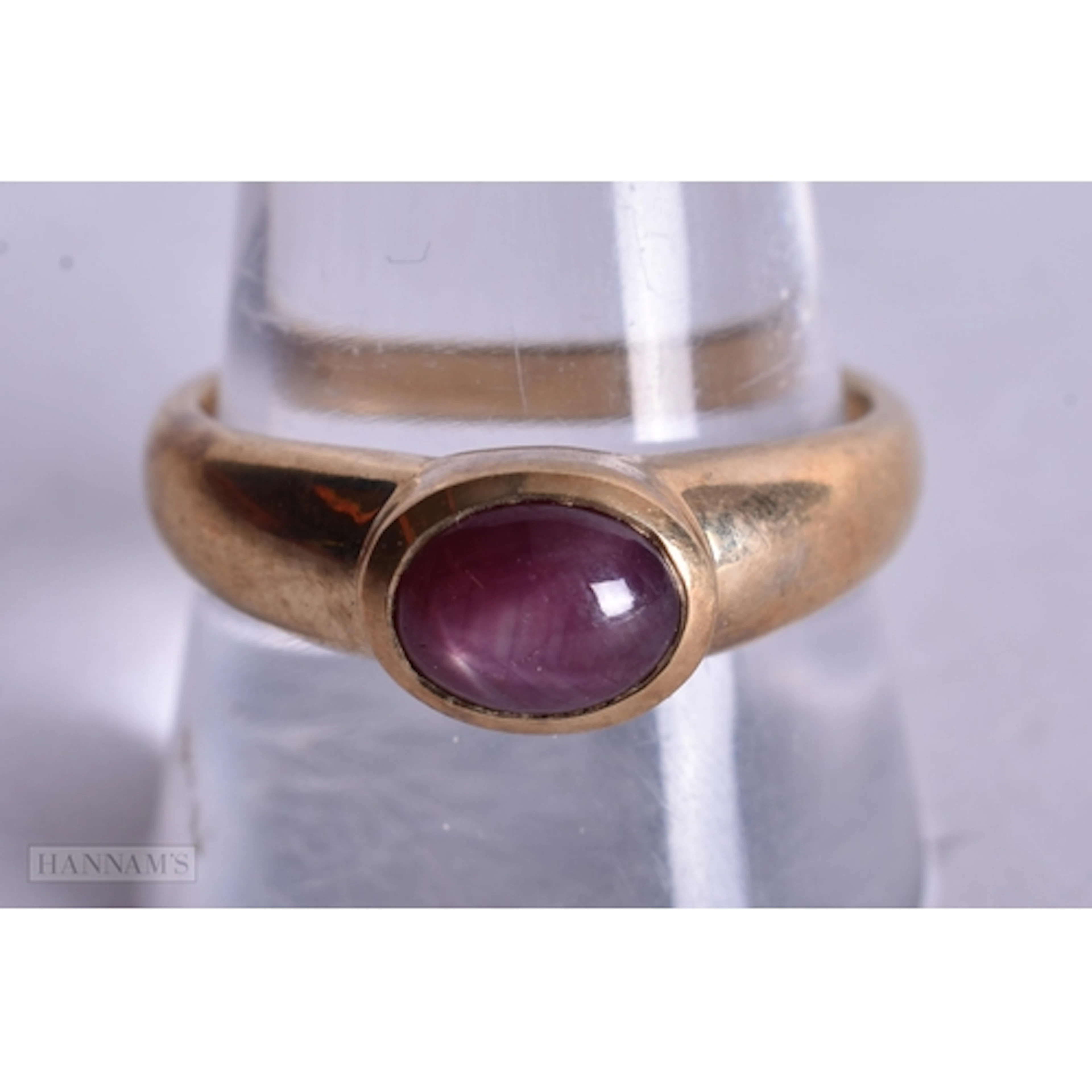 9ct star sapphire ring (3.6g). U.