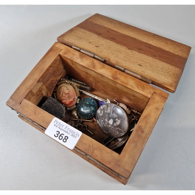 Oak gothic design jewellery/trinket box, the interior reveal...